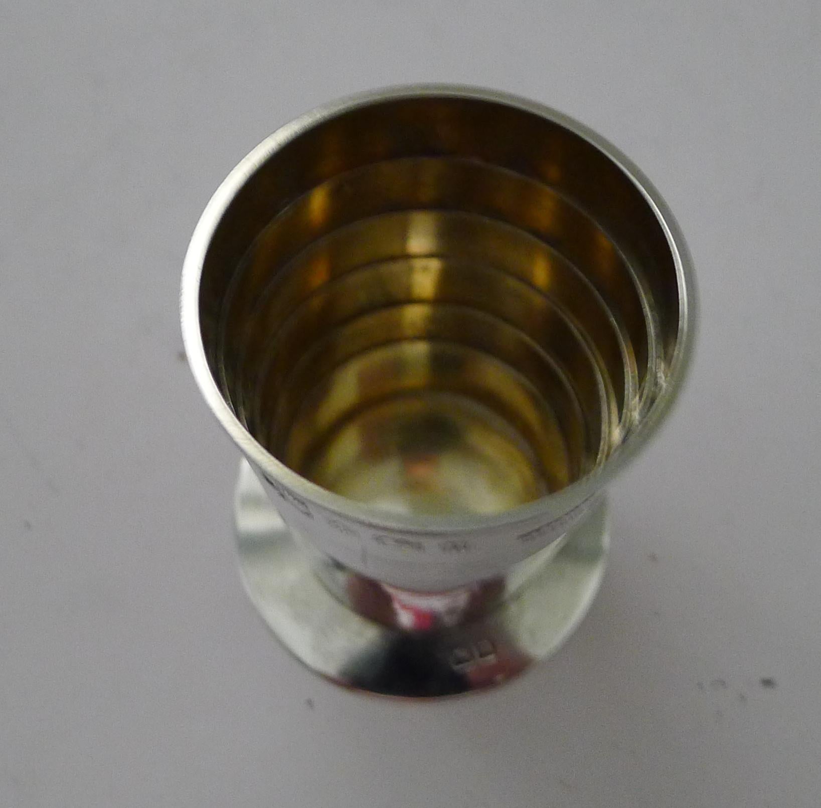 Antiguo vaso plegable inglés de plata maciza / de ley en estuche en venta 3
