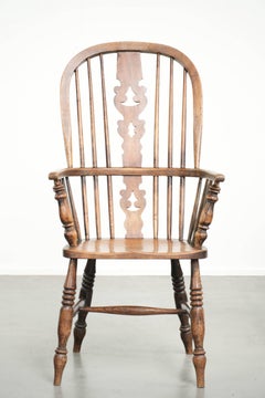 Antique English spindle chair, Windsor chair from the early 19th century