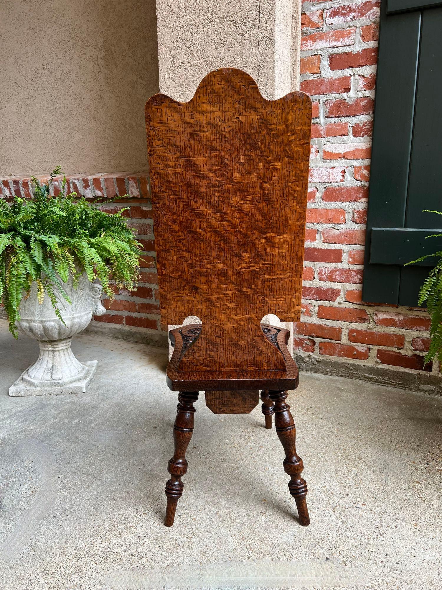 Antique English Spinning Wheel Chair Chaise d'âtre en chêne sculpté pour cheminée d'entrée en vente 3