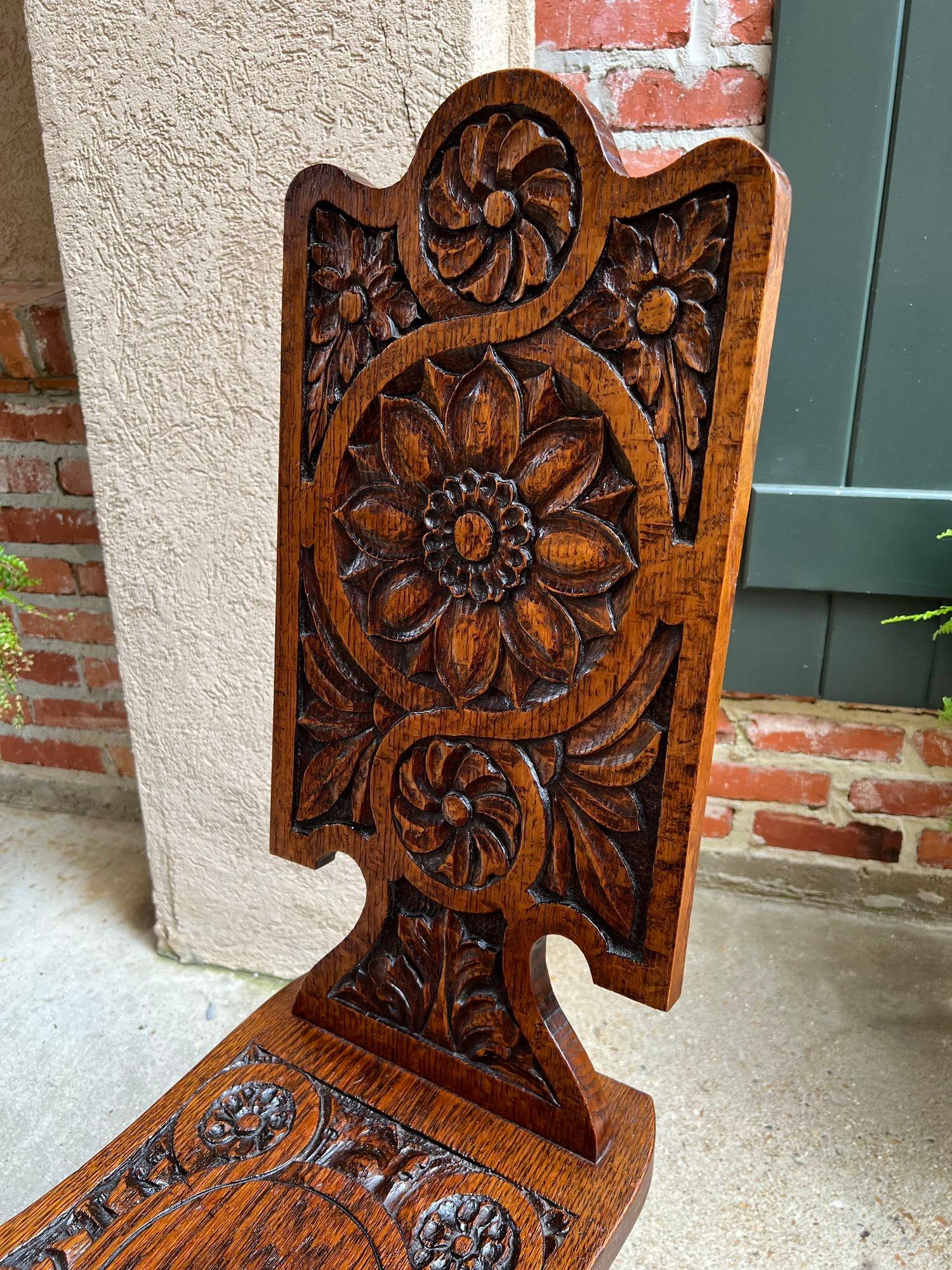 Antique English Spinning Wheel Chair Chaise d'âtre en chêne sculpté pour cheminée d'entrée en vente 7