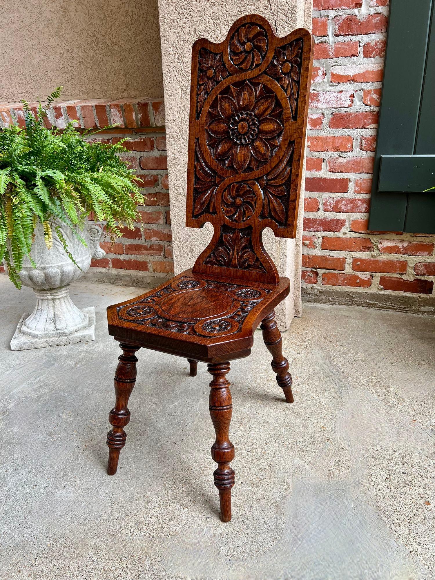 Arts and Crafts Antique English Spinning Wheel Chair Chaise d'âtre en chêne sculpté pour cheminée d'entrée en vente