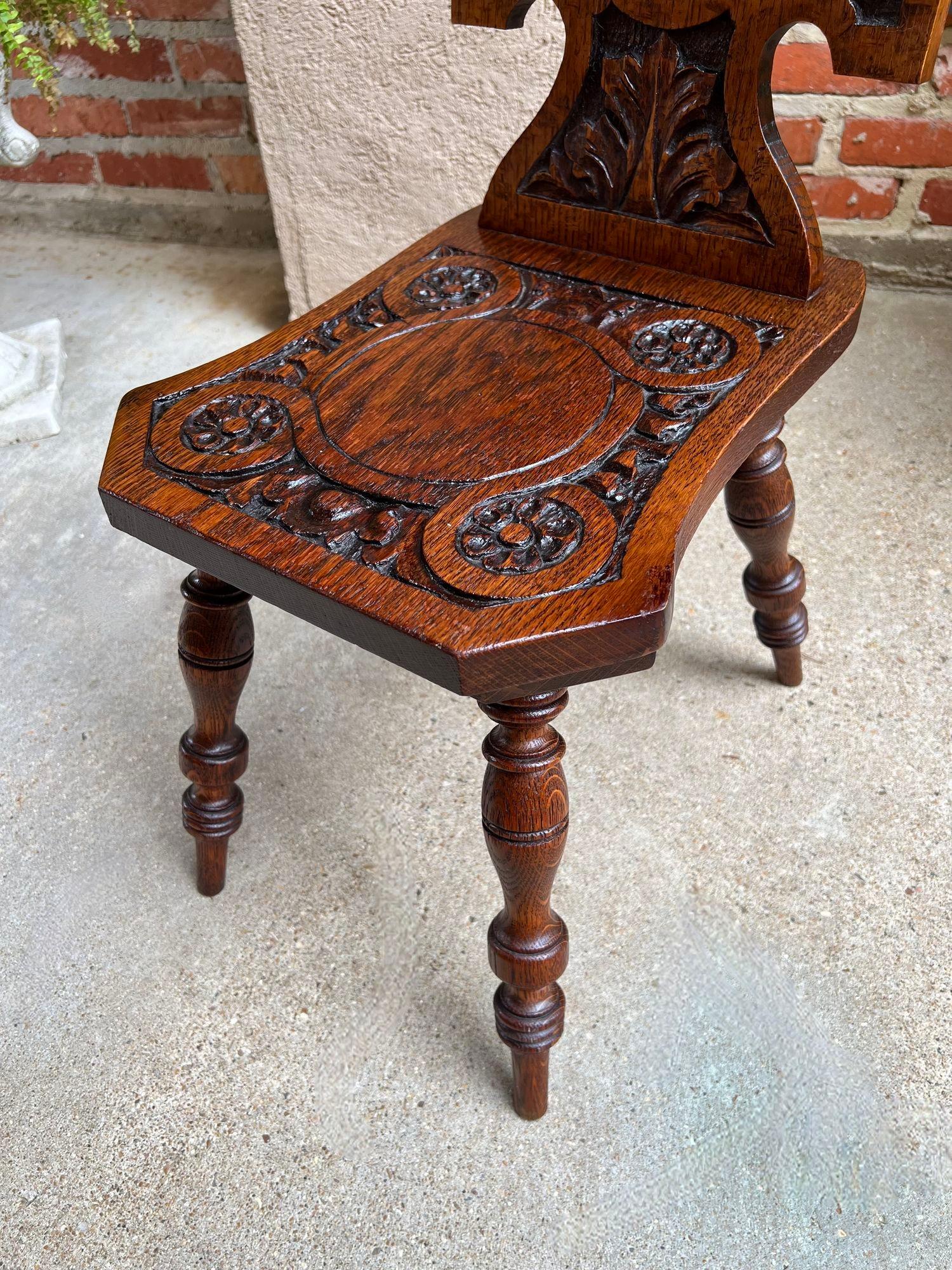 Début du 20ème siècle Antique English Spinning Wheel Chair Chaise d'âtre en chêne sculpté pour cheminée d'entrée en vente