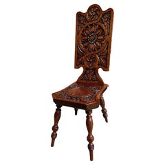 Antique English Spinning Wheel Chair Chaise d'âtre en chêne sculpté pour cheminée d'entrée