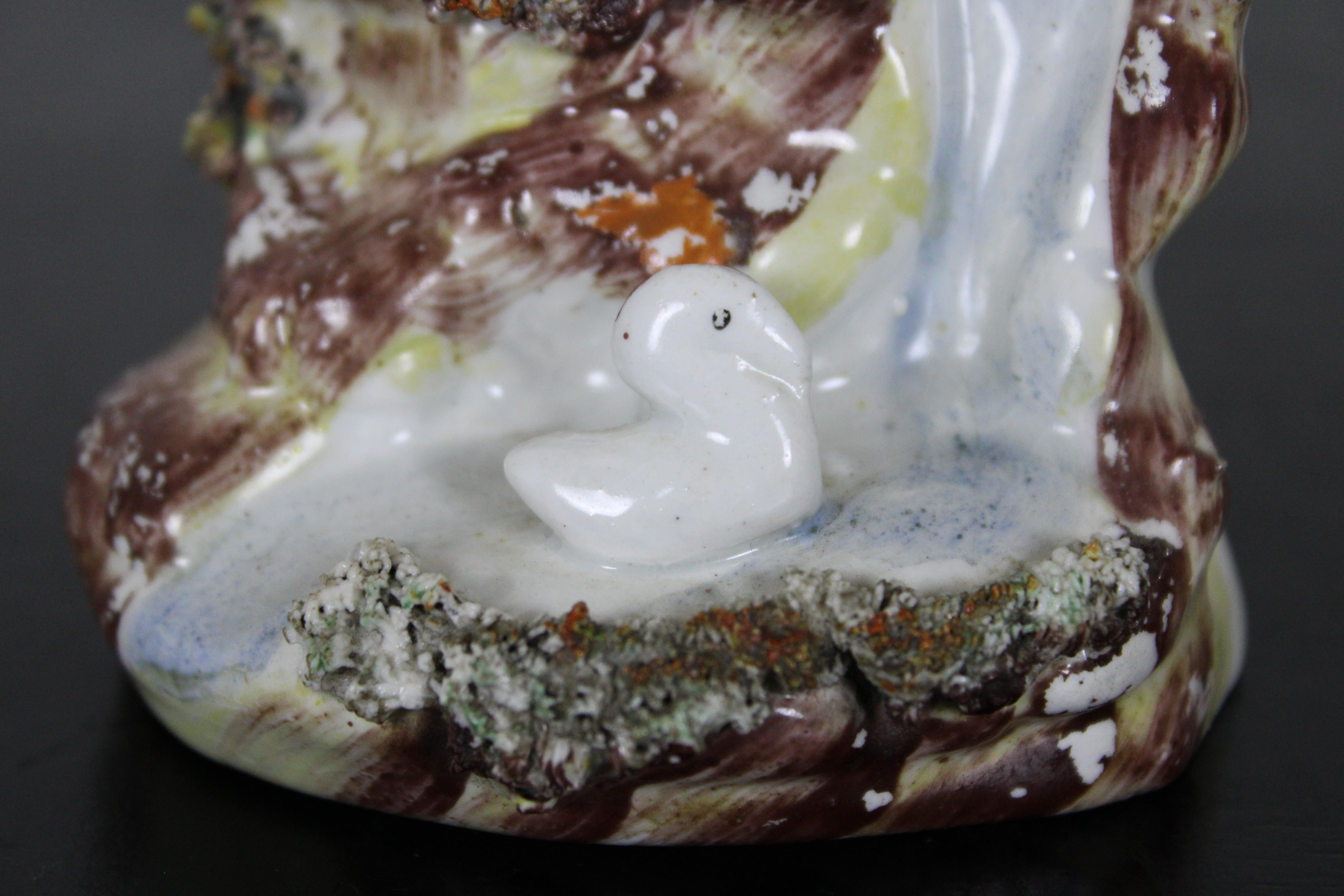 Antique Figurine anglaise en porcelaine du Staffordshire Fille assise sur un oiseau en cascade en vente 3