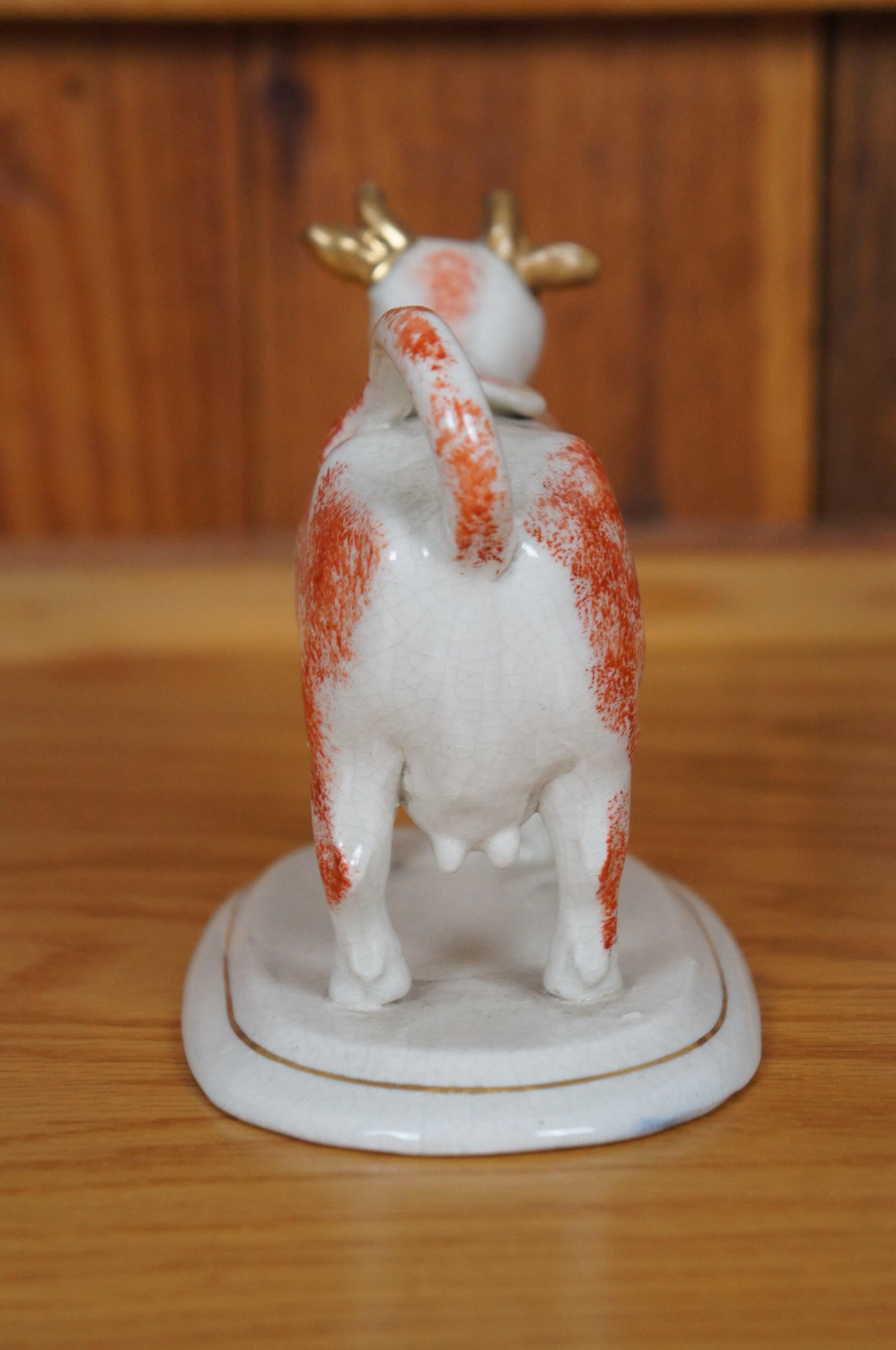 Antiker englischer Staffordshire-Porzellan-Würfelkrug mit roter und weißer Kuh und Stier, 7