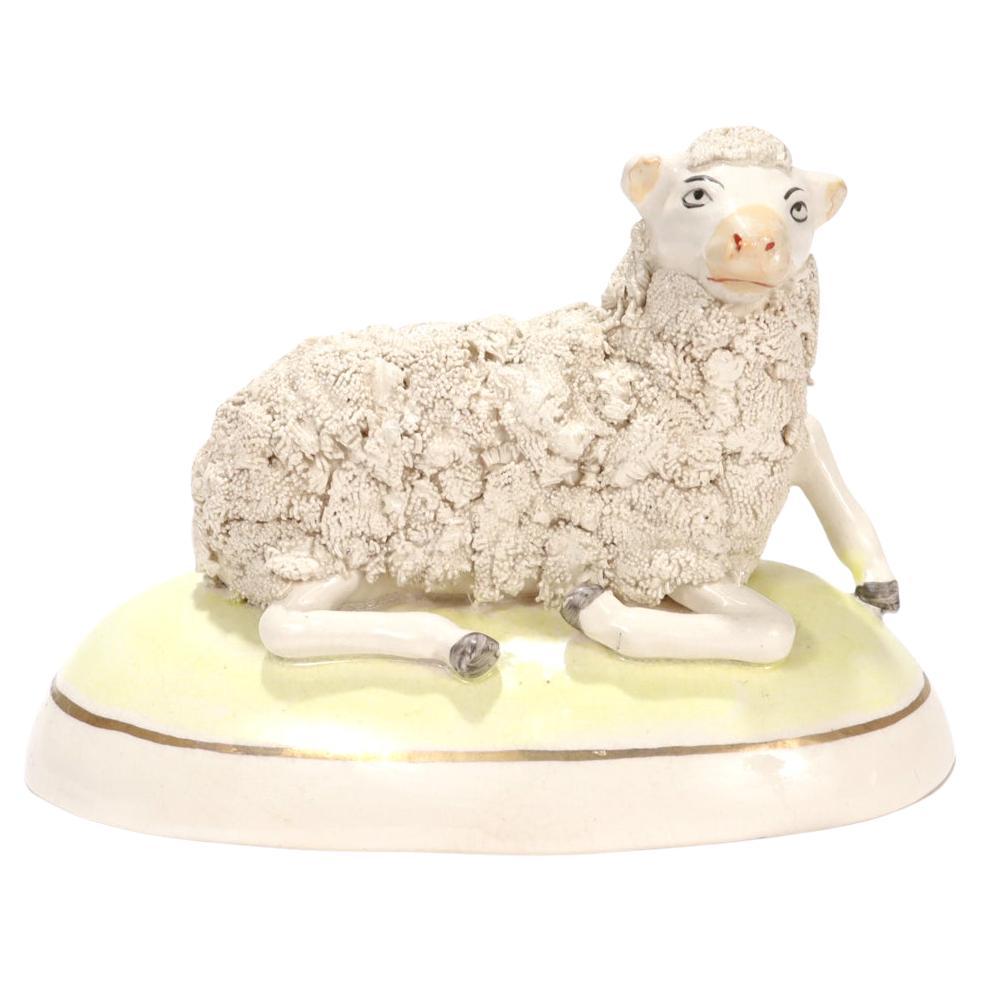 Ancienne figurine de poterie anglaise du Staffordshire couchée sur mouton ou agneau