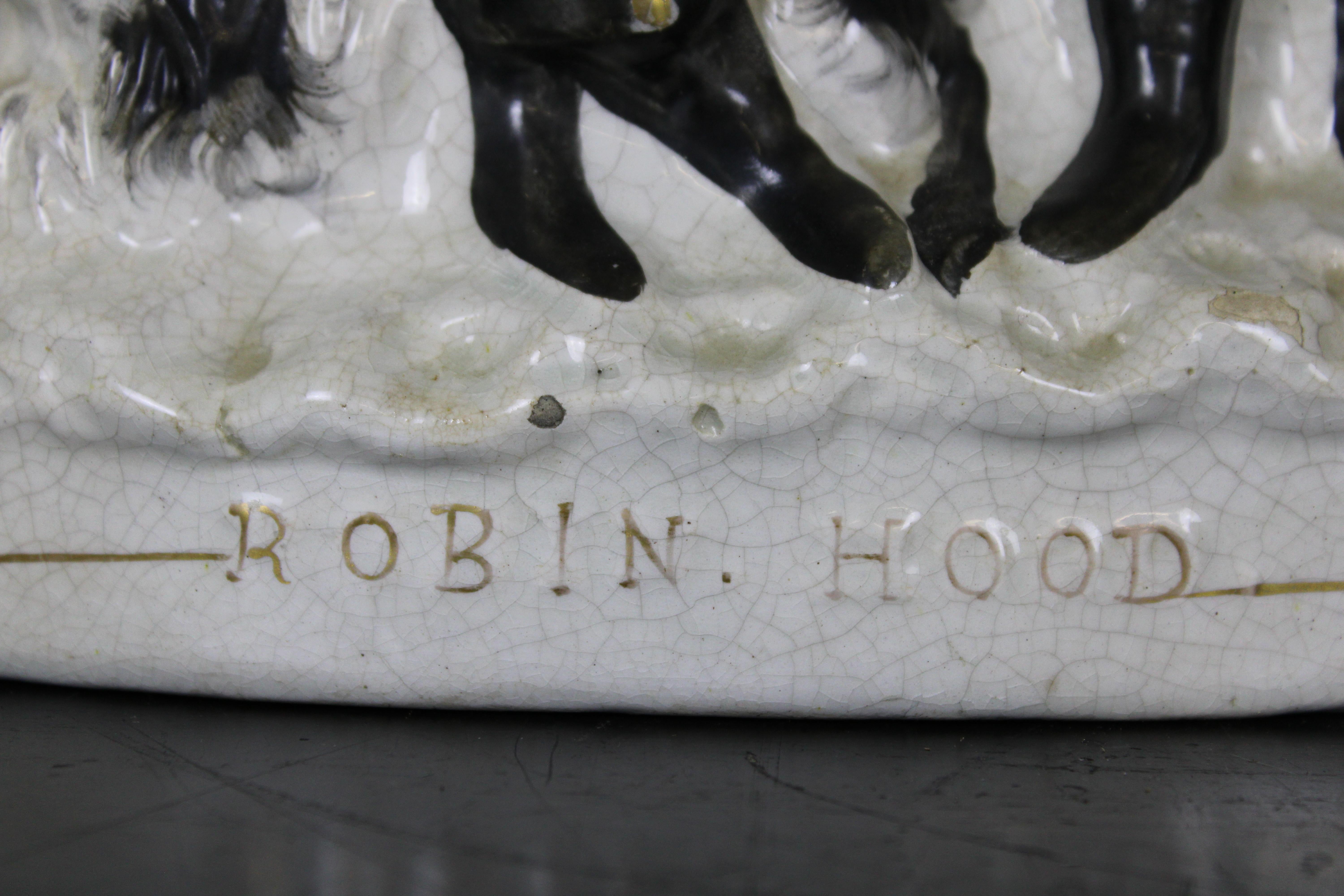 Ancien vase anglais Staffordshire Robin Hood Little John Spill représentant un chien épagneul en vente 3