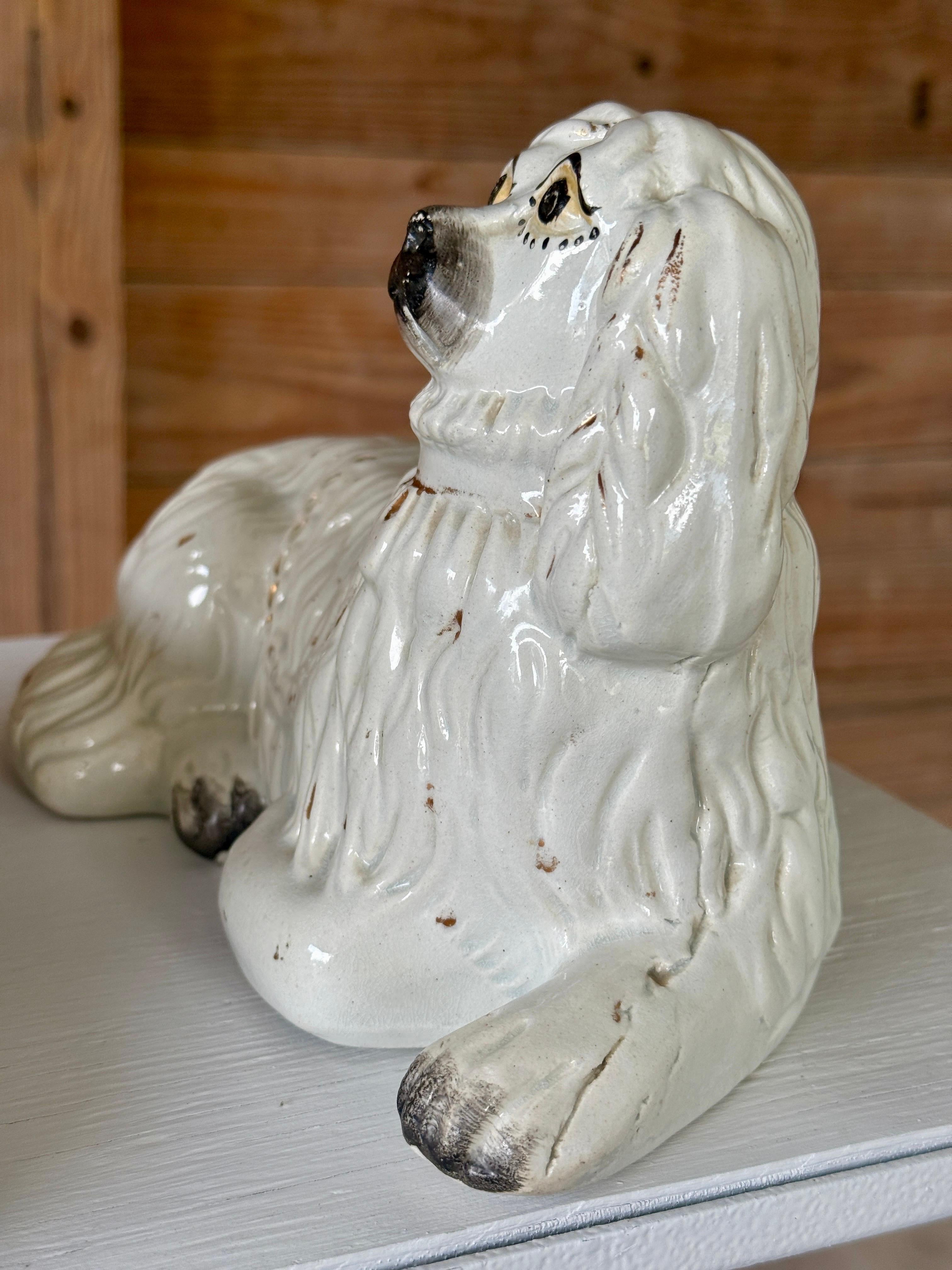 Regency Antico cane Spaniel reclinabile in stile Staffordshire inglese - coppia in vendita