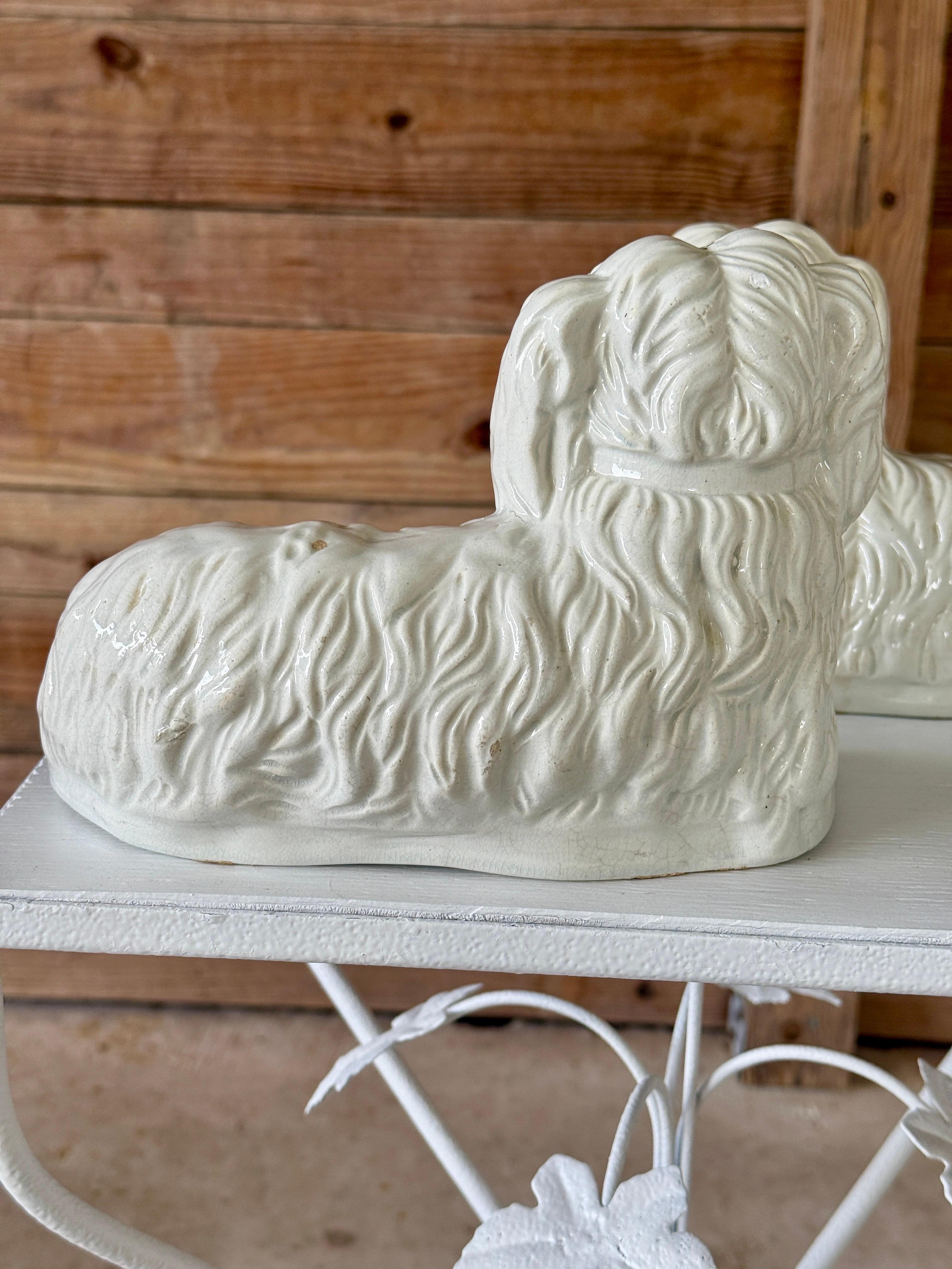 Calco Antico cane Spaniel reclinabile in stile Staffordshire inglese - coppia in vendita