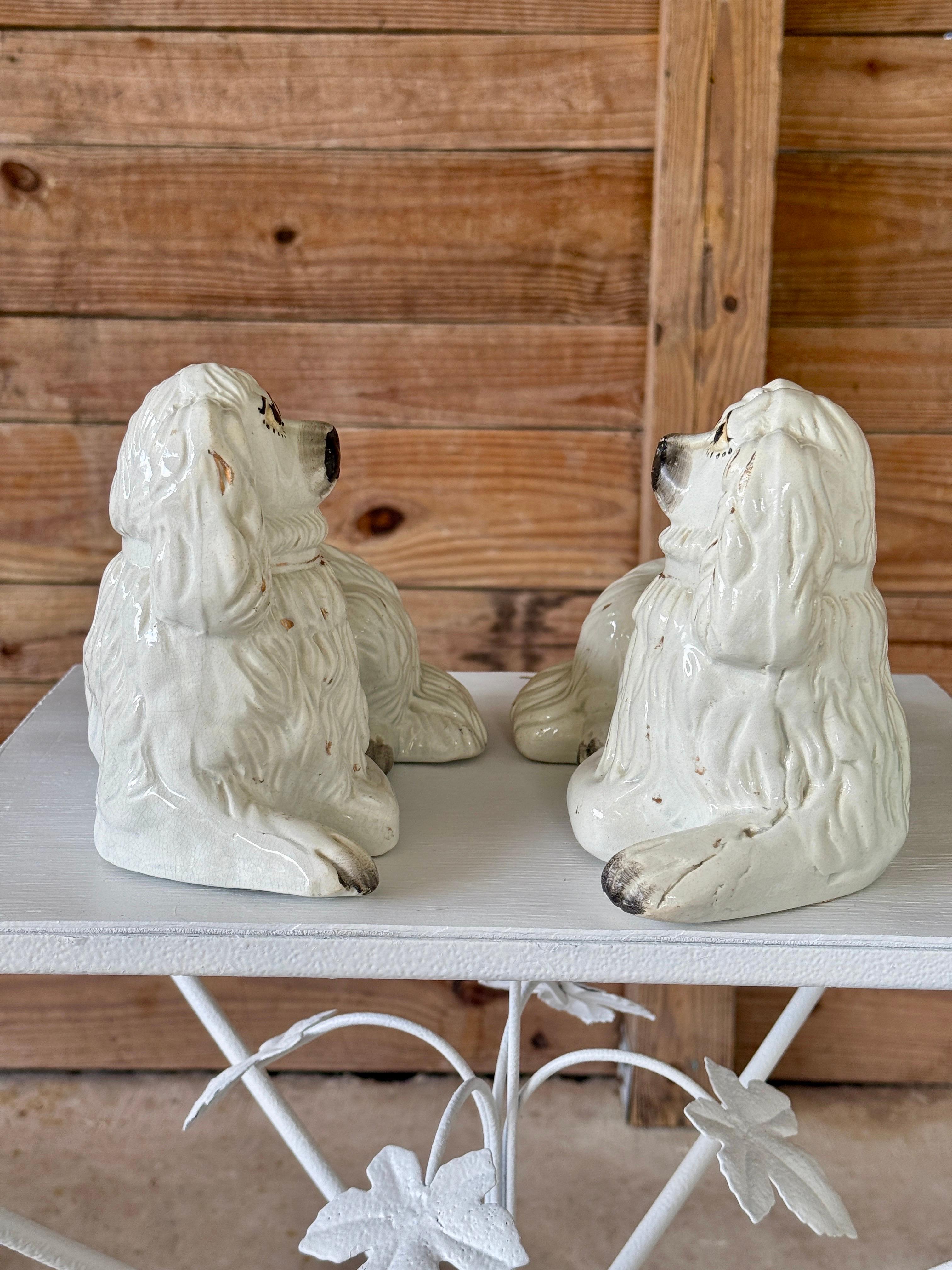 Antico cane Spaniel reclinabile in stile Staffordshire inglese - coppia In condizioni buone in vendita a North Fort Myers, FL