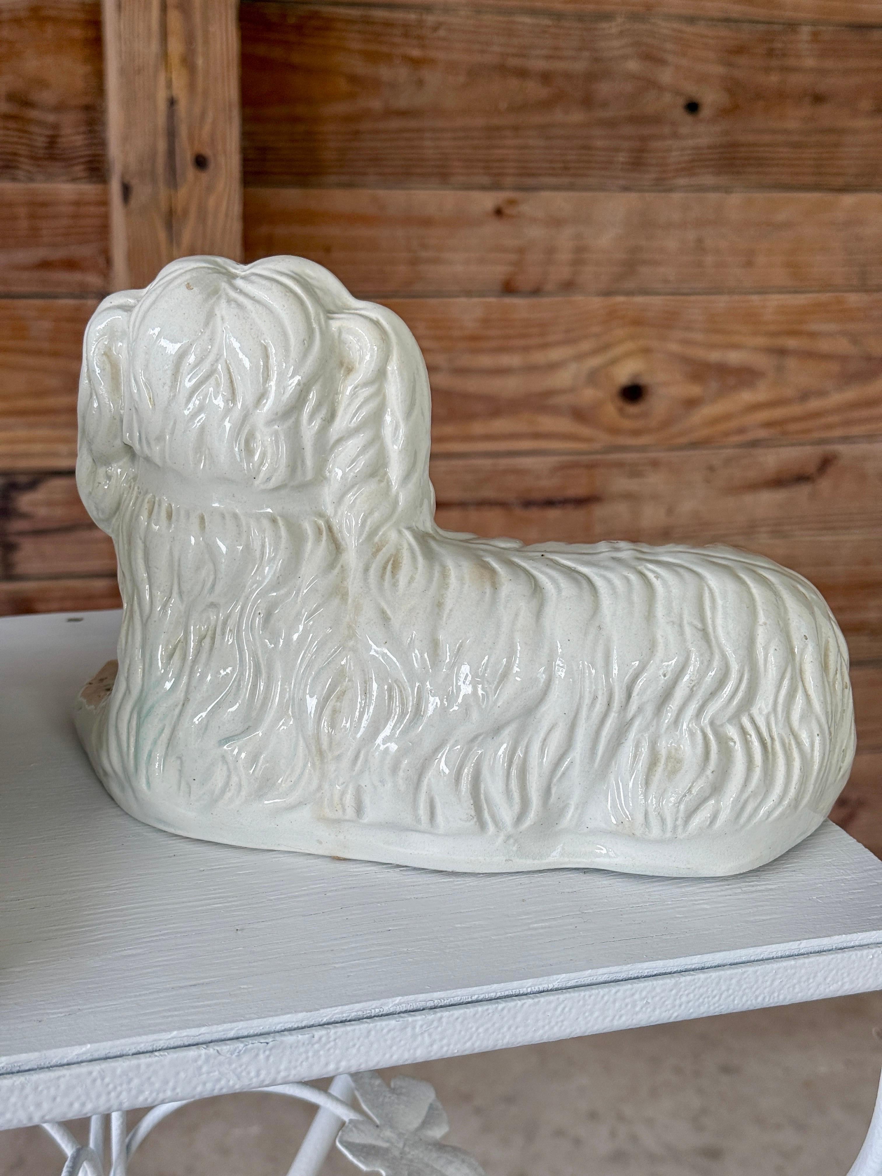 XX secolo Antico cane Spaniel reclinabile in stile Staffordshire inglese - coppia in vendita