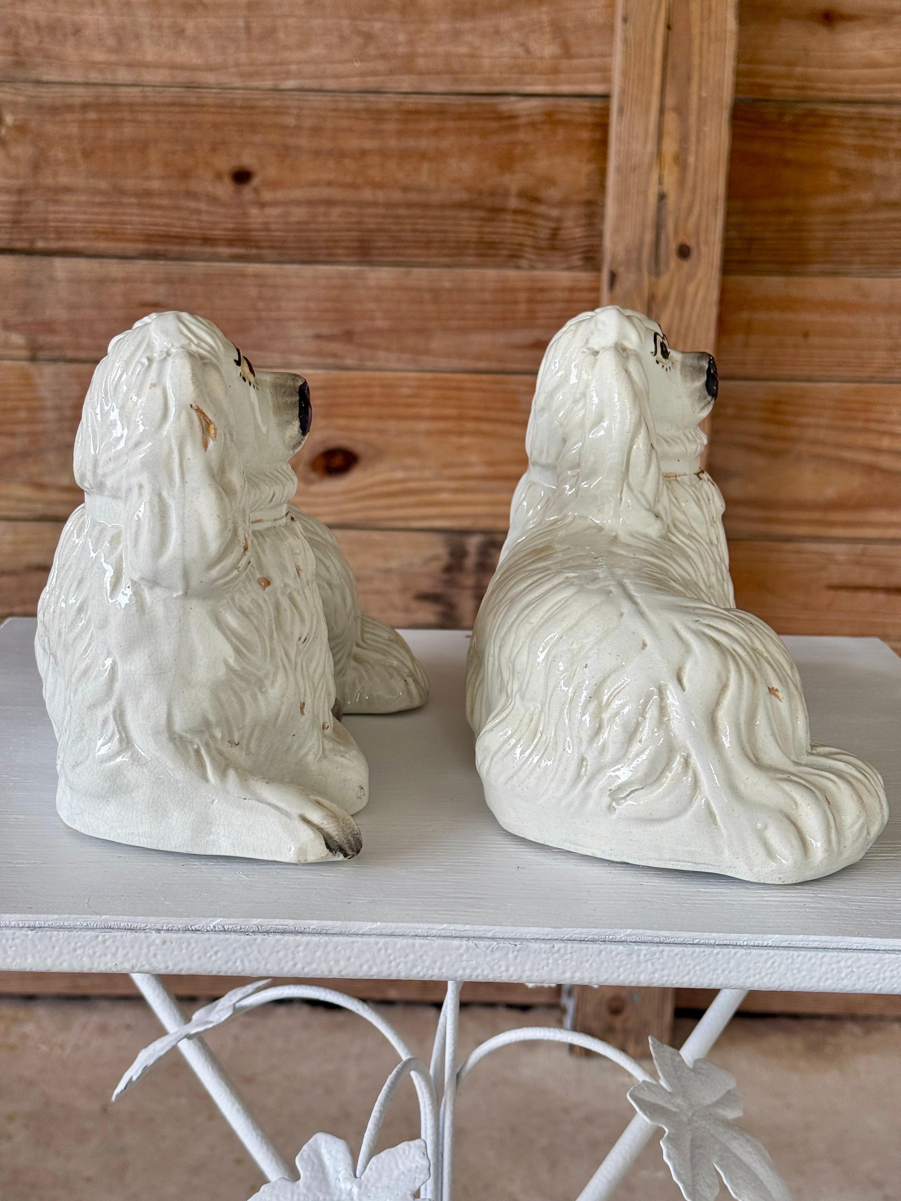 Ceramica Antico cane Spaniel reclinabile in stile Staffordshire inglese - coppia in vendita