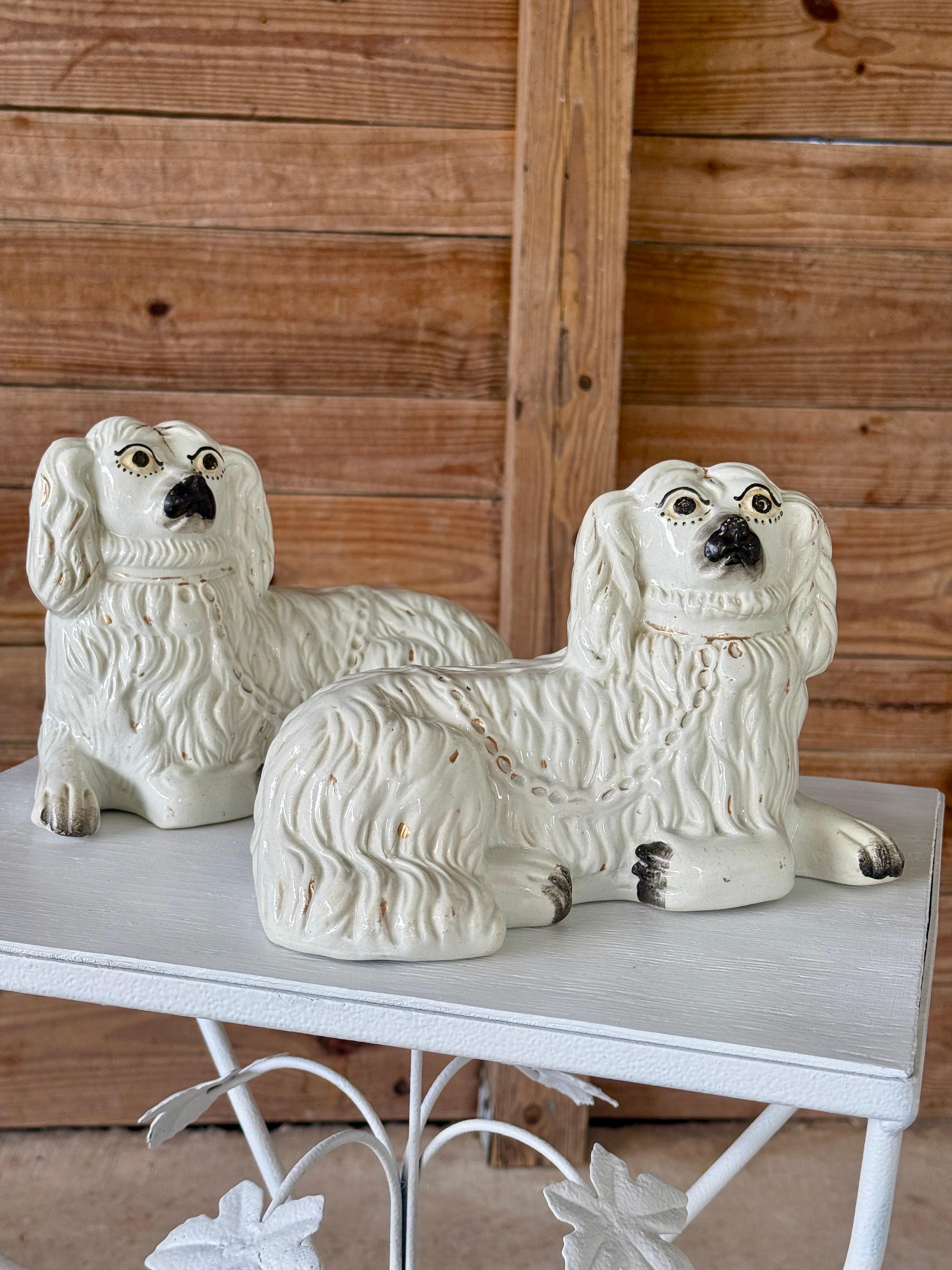 Antico cane Spaniel reclinabile in stile Staffordshire inglese - coppia in vendita 1