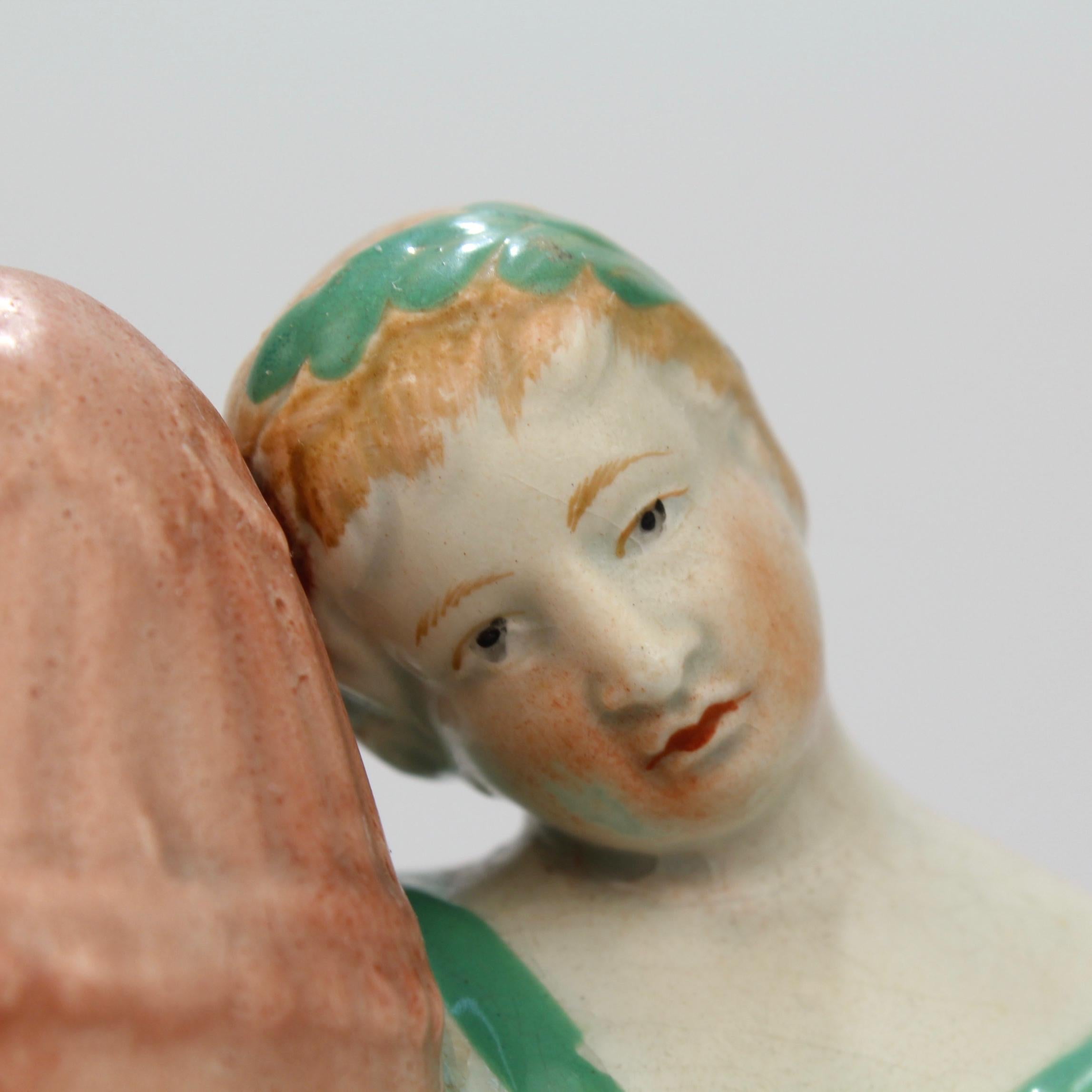 Ancienne figurine anglaise en céramique perlée du Stafforshire représentant Andromache et l'urne de Hector en vente 5