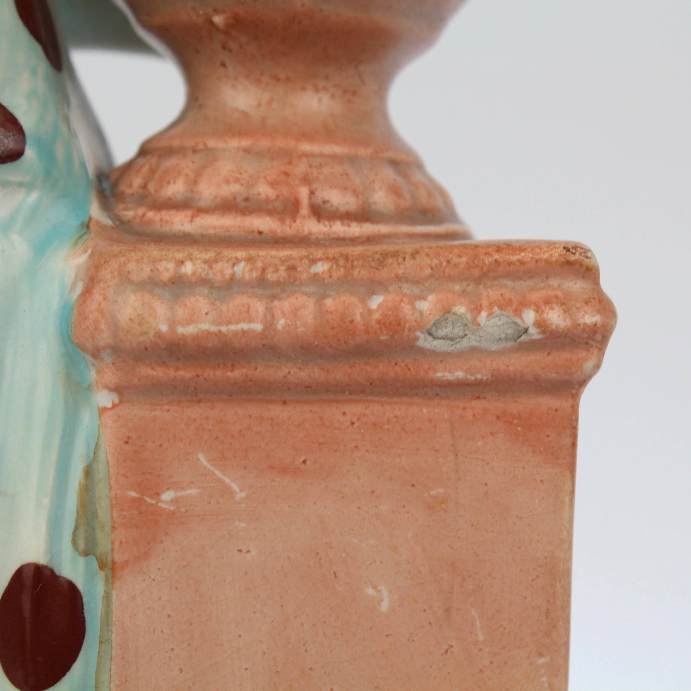 Ancienne figurine anglaise en céramique perlée du Stafforshire représentant Andromache et l'urne de Hector en vente 6