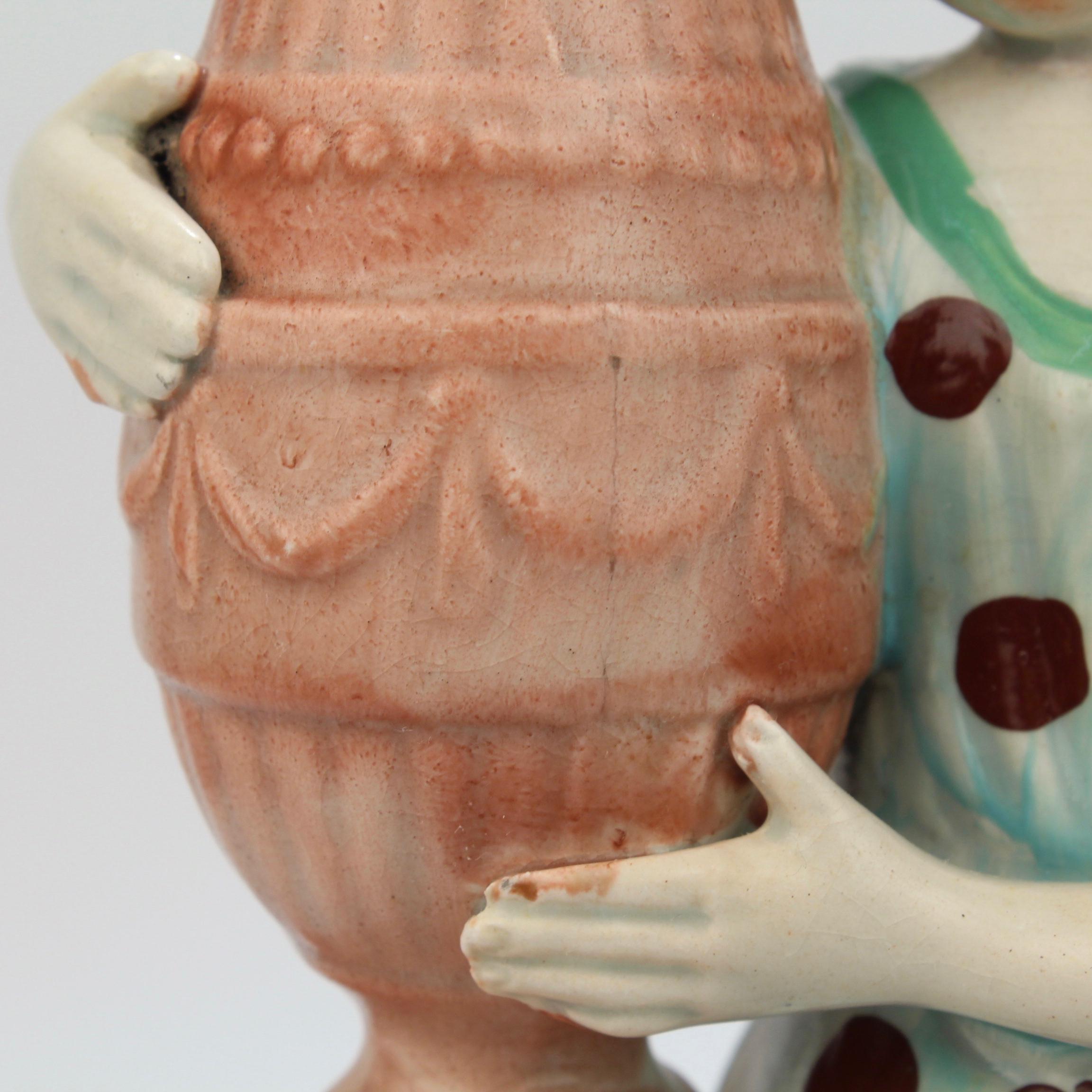 Ancienne figurine anglaise en céramique perlée du Stafforshire représentant Andromache et l'urne de Hector en vente 8