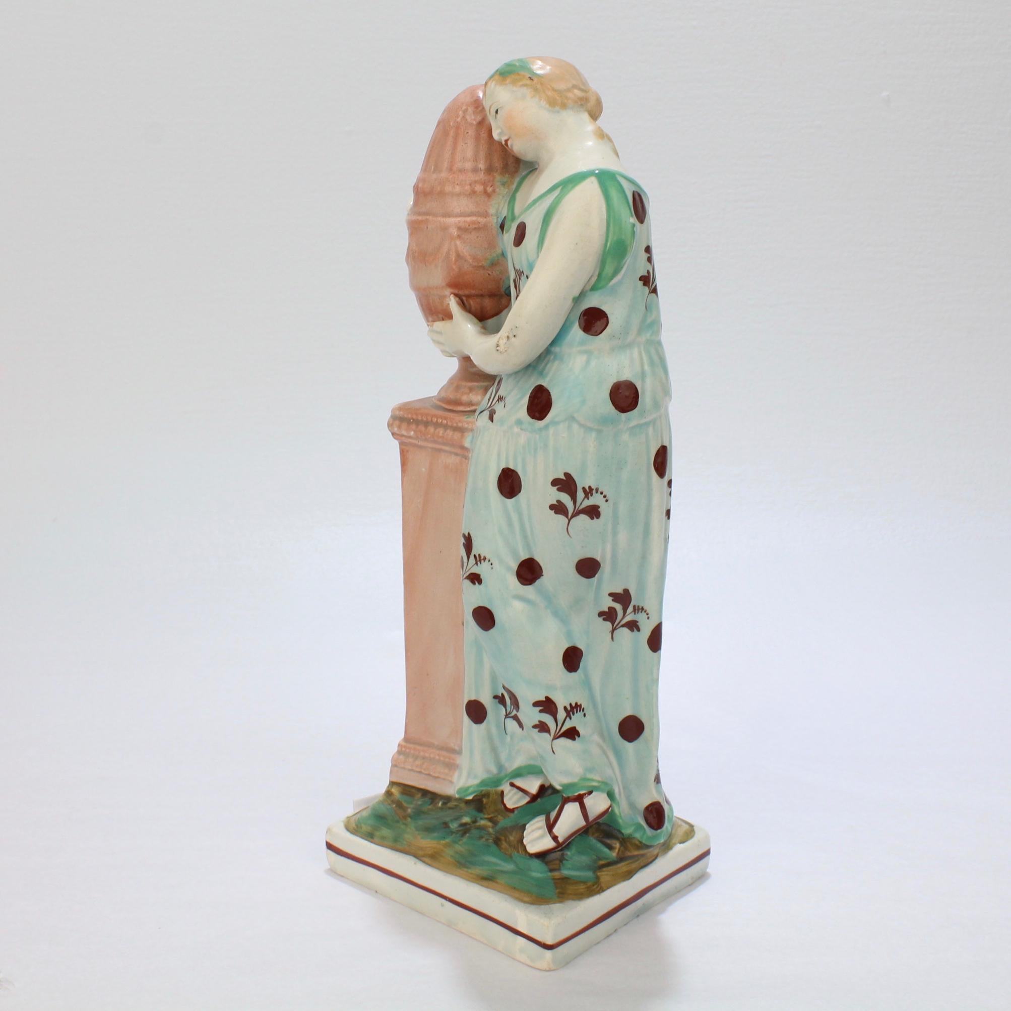 Georgien Ancienne figurine anglaise en céramique perlée du Stafforshire représentant Andromache et l'urne de Hector en vente
