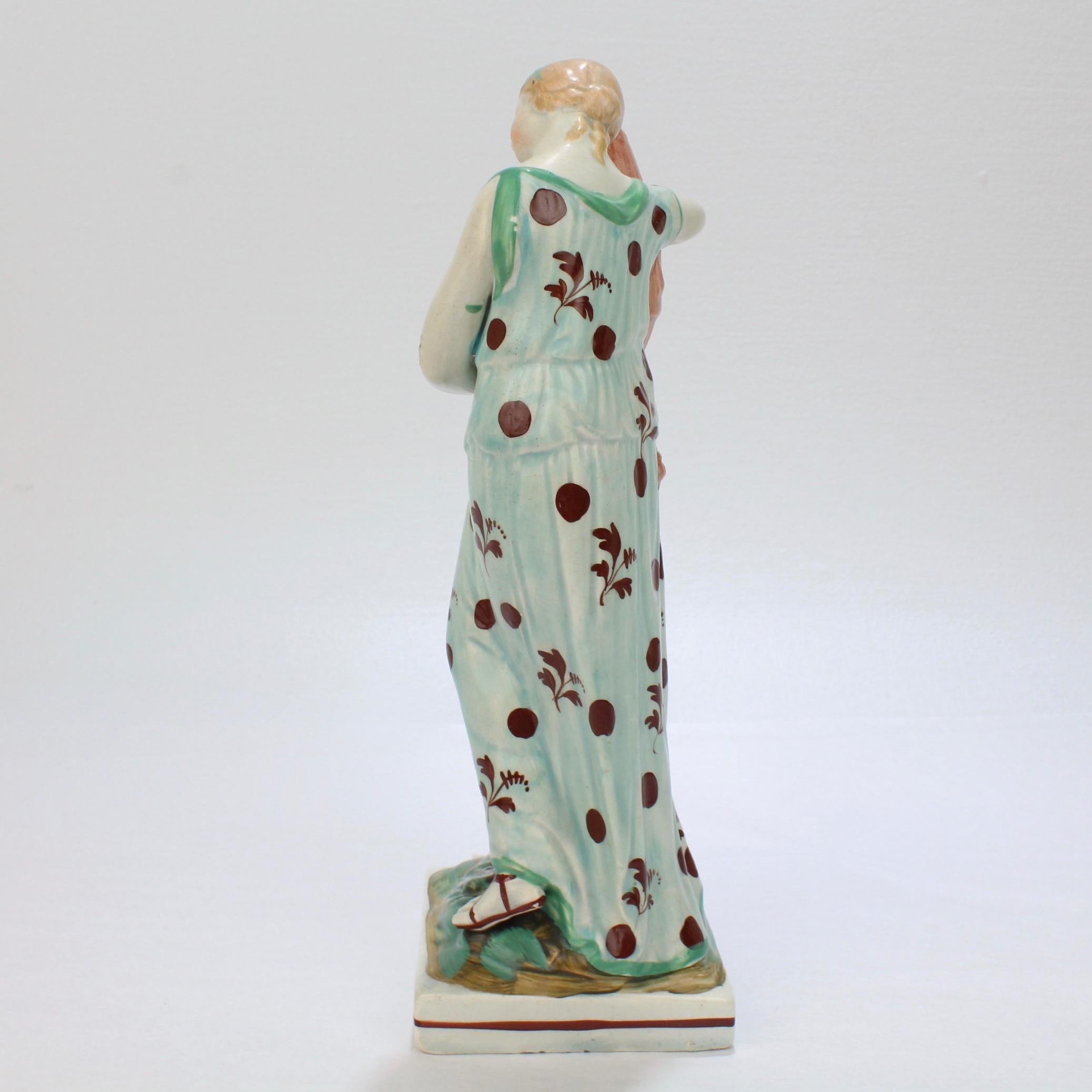 Britannique Ancienne figurine anglaise en céramique perlée du Stafforshire représentant Andromache et l'urne de Hector en vente