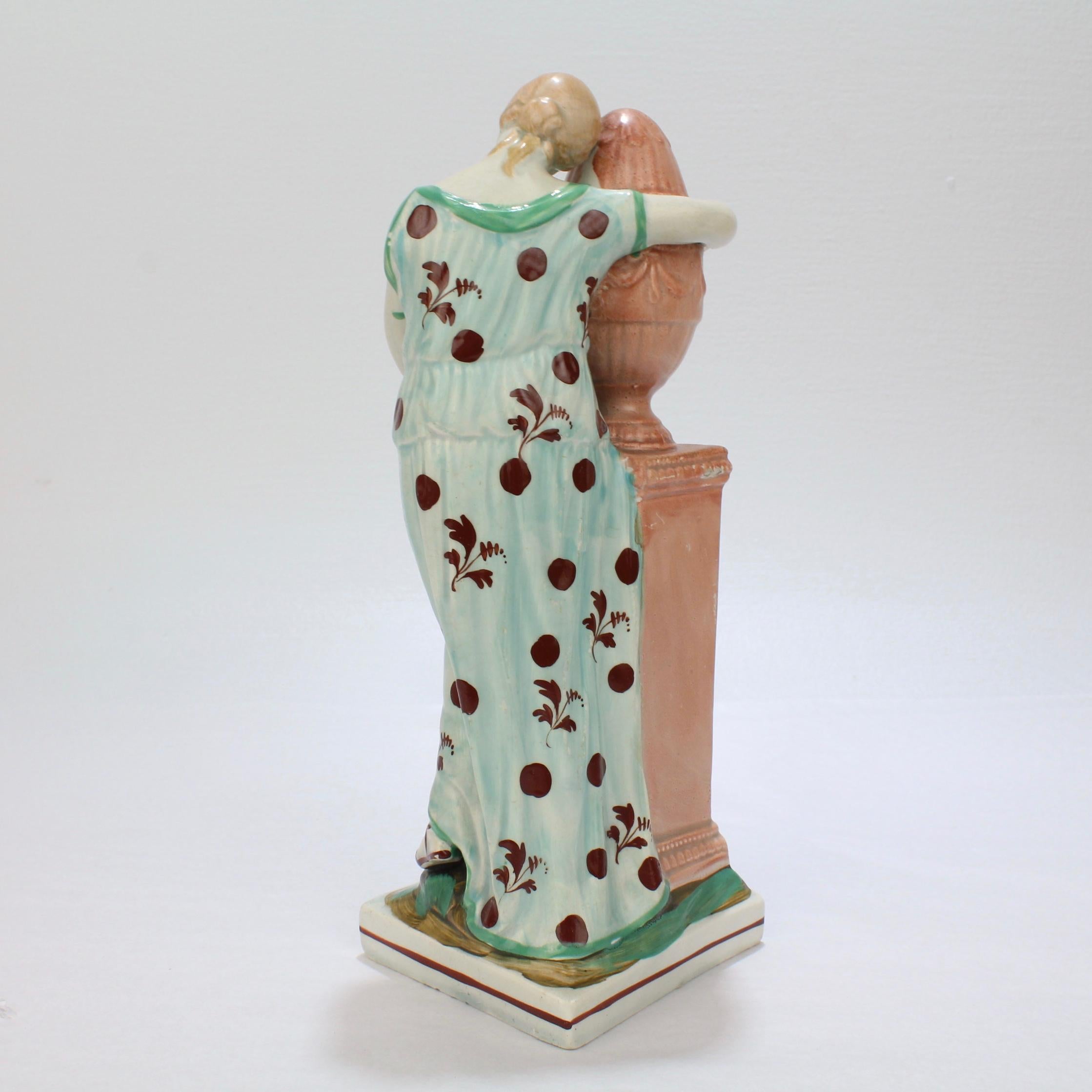 Ancienne figurine anglaise en céramique perlée du Stafforshire représentant Andromache et l'urne de Hector État moyen - En vente à Philadelphia, PA