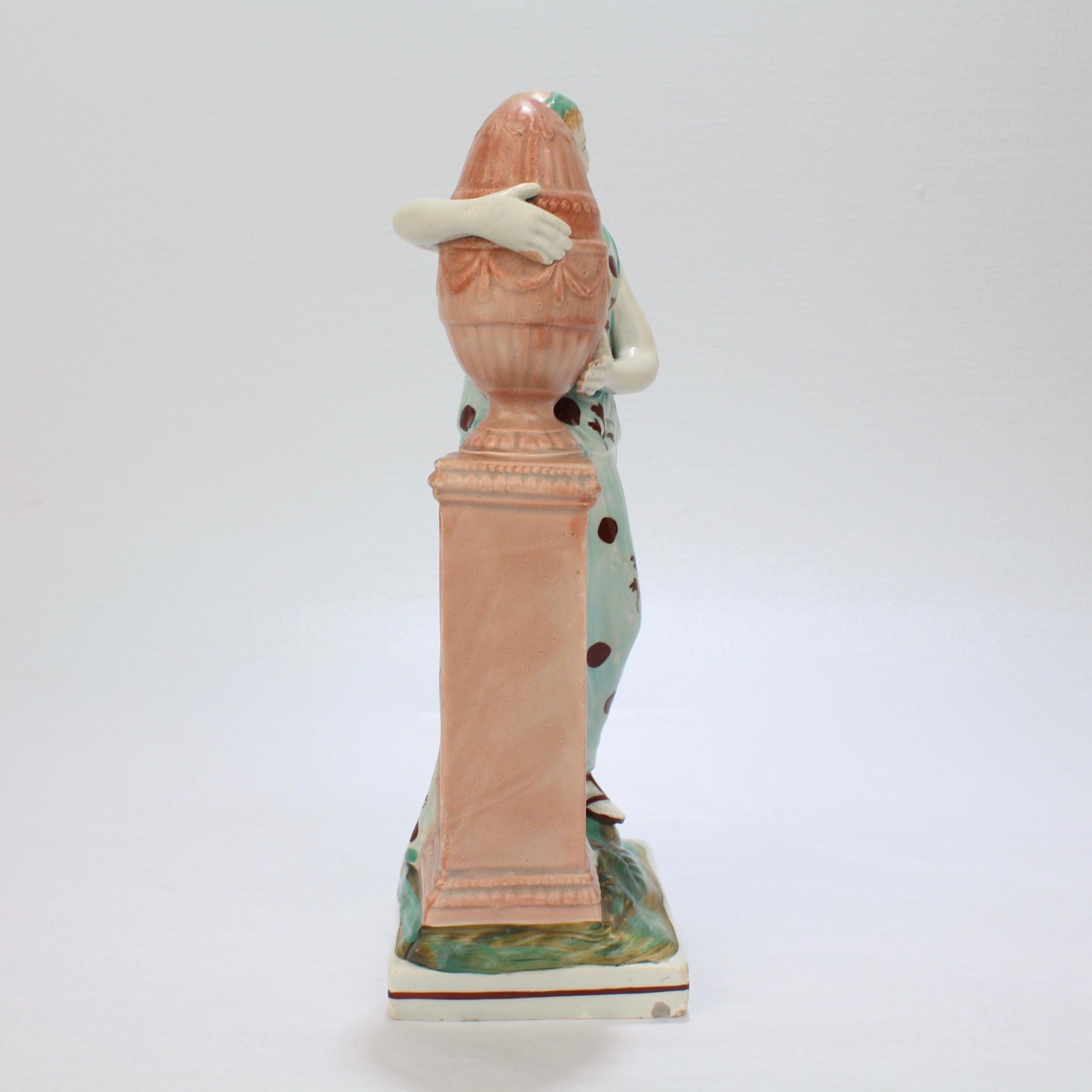 Perles Ancienne figurine anglaise en céramique perlée du Stafforshire représentant Andromache et l'urne de Hector en vente