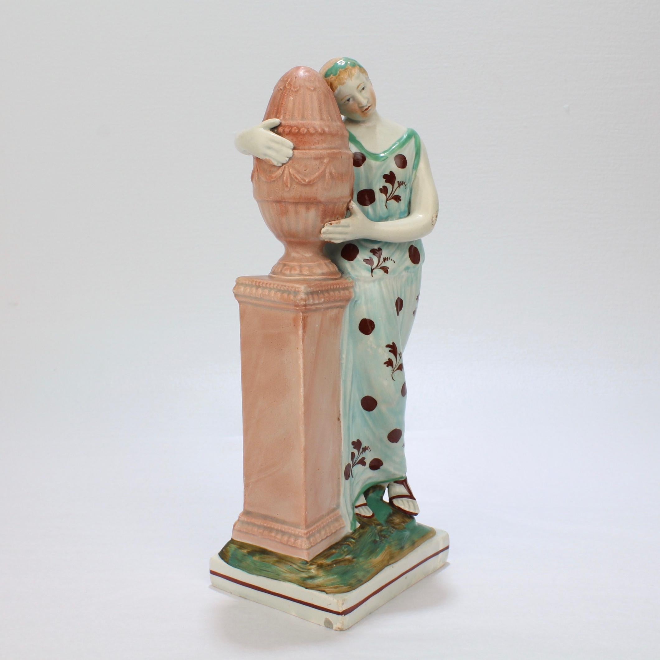 Ancienne figurine anglaise en céramique perlée du Stafforshire représentant Andromache et l'urne de Hector en vente 1
