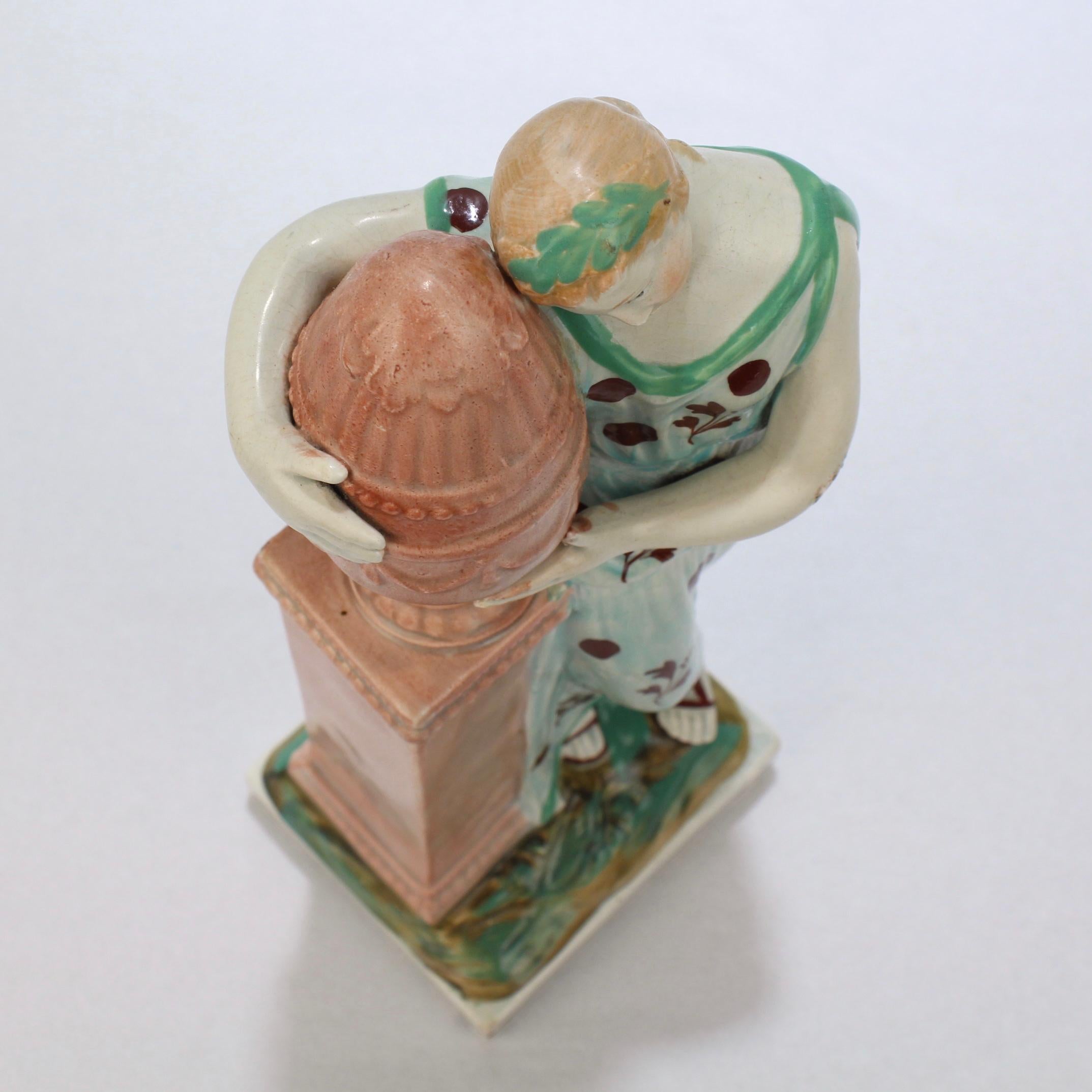 Ancienne figurine anglaise en céramique perlée du Stafforshire représentant Andromache et l'urne de Hector en vente 2