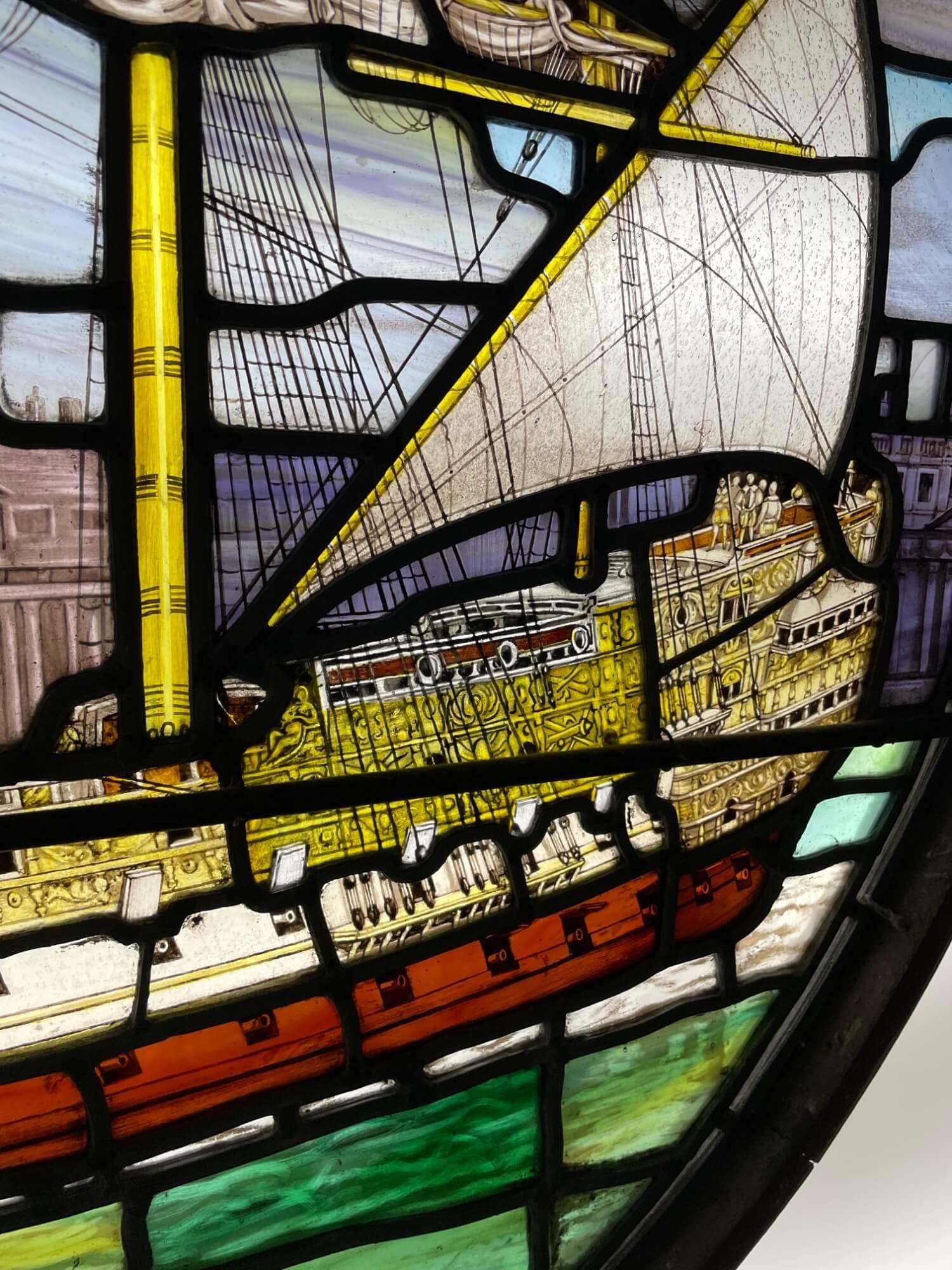 Antikes englisches Buntglasfenster mit der Darstellung eines Schiffes (19. Jahrhundert)