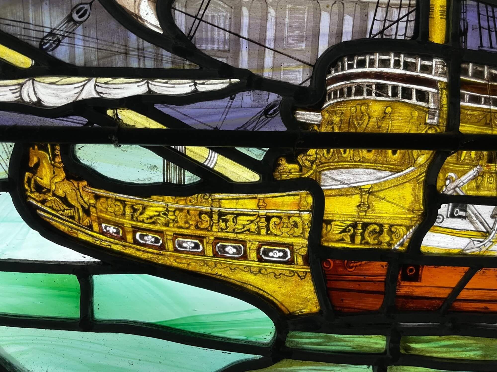 Antikes englisches Buntglasfenster mit der Darstellung eines Schiffes 1