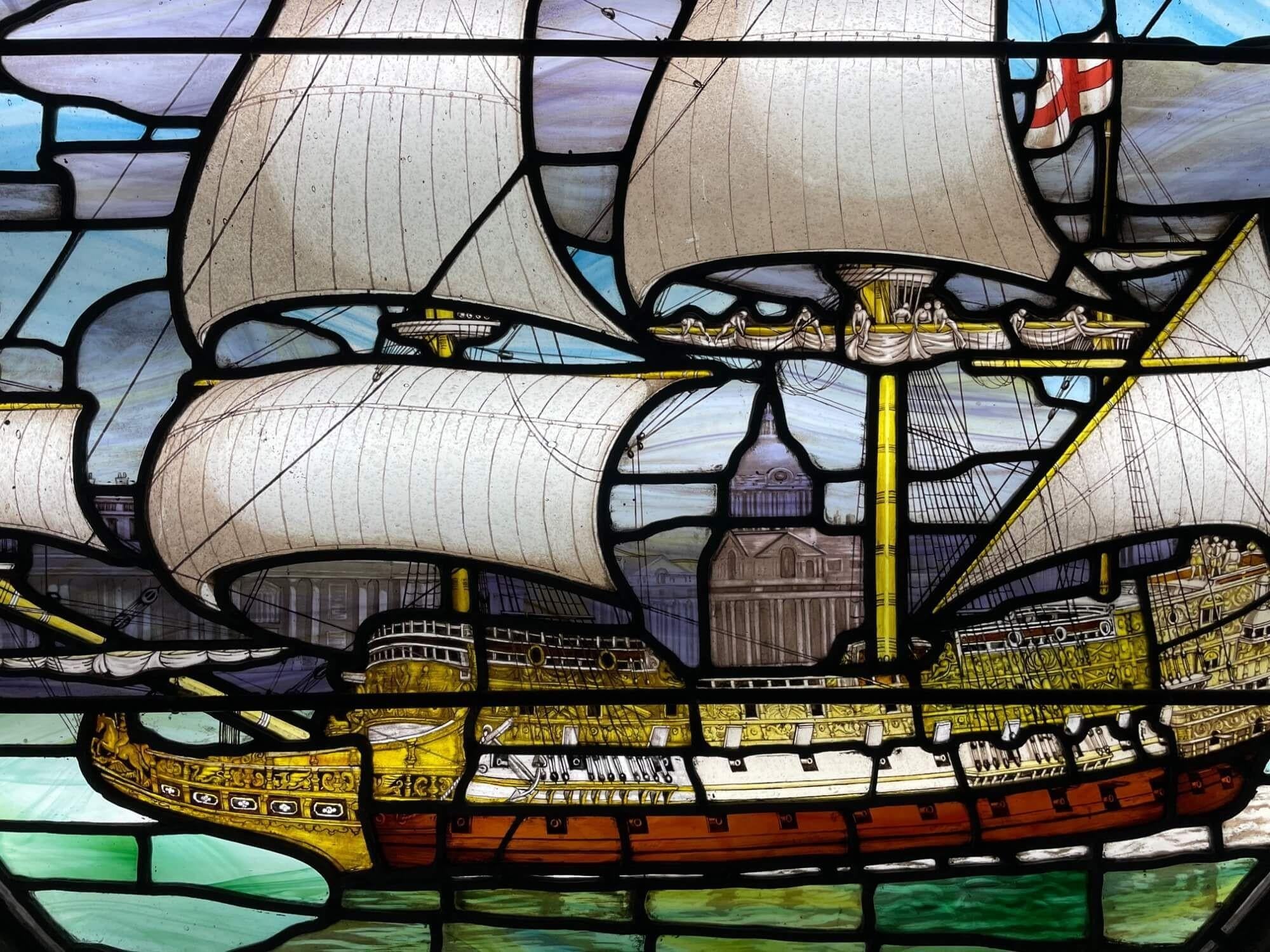 Antikes englisches Buntglasfenster mit der Darstellung eines Schiffes 2