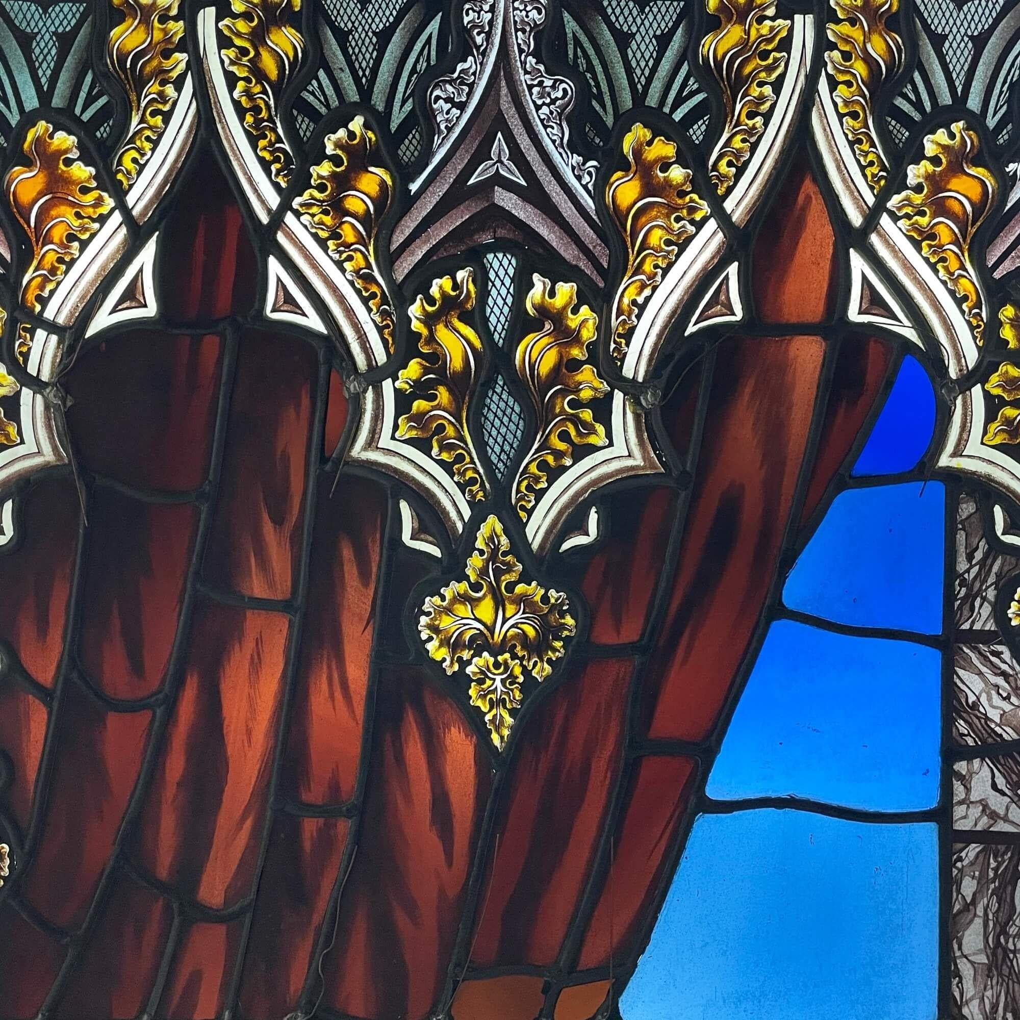Panneau de vitrail anglais ancien et décoratif retiré de l'église Holy Trinity, High Street, Wordsley, Stourbridge (construite en 1831) et réputé avoir été conservé depuis. Ce panneau, dont on pense qu'il faisait autrefois partie d'une fenêtre plus