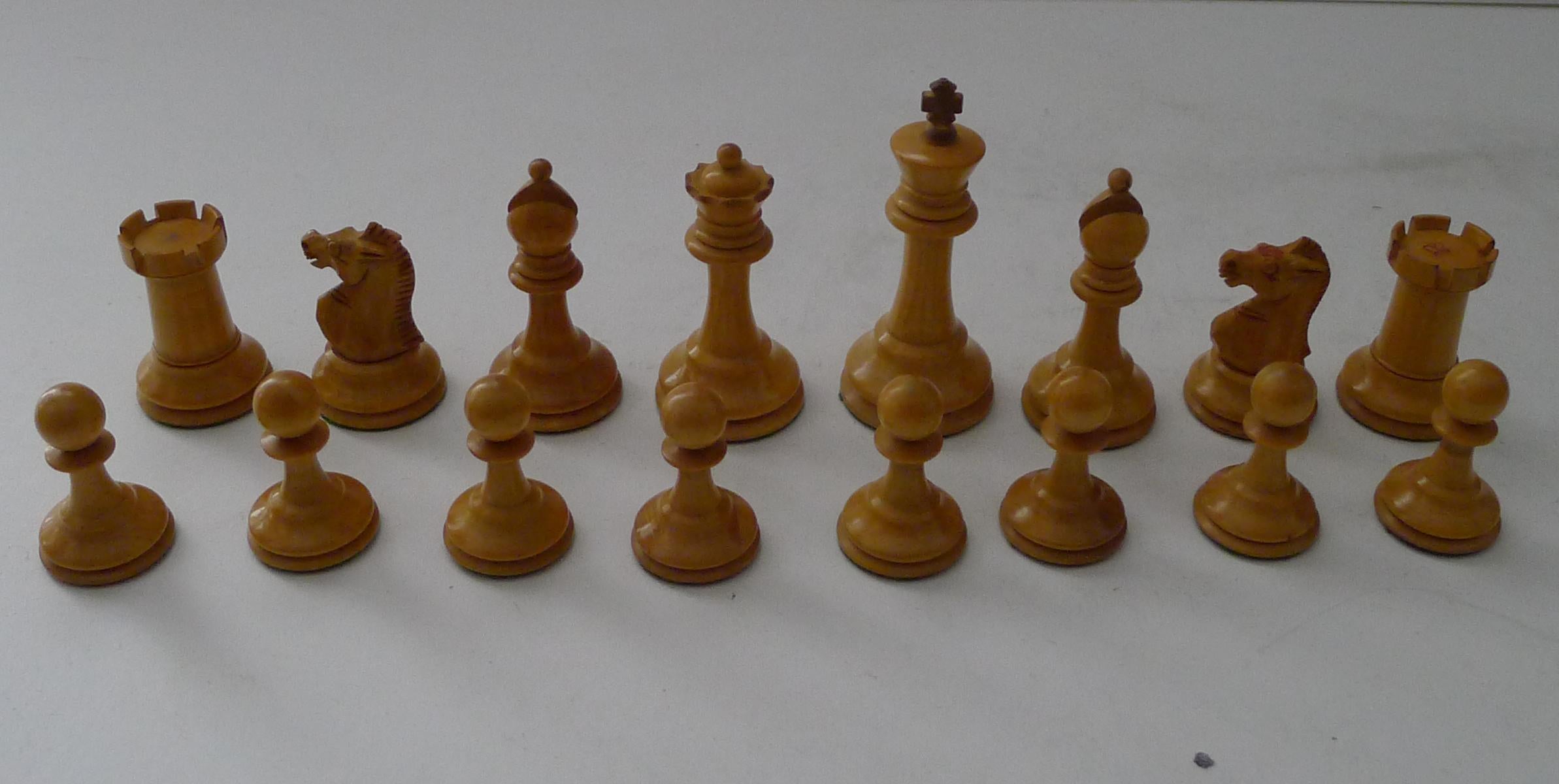 Édouardien Antiquité - Jeu d'échecs anglais Staunton avec marques de la couronne rouge c.1900 en vente