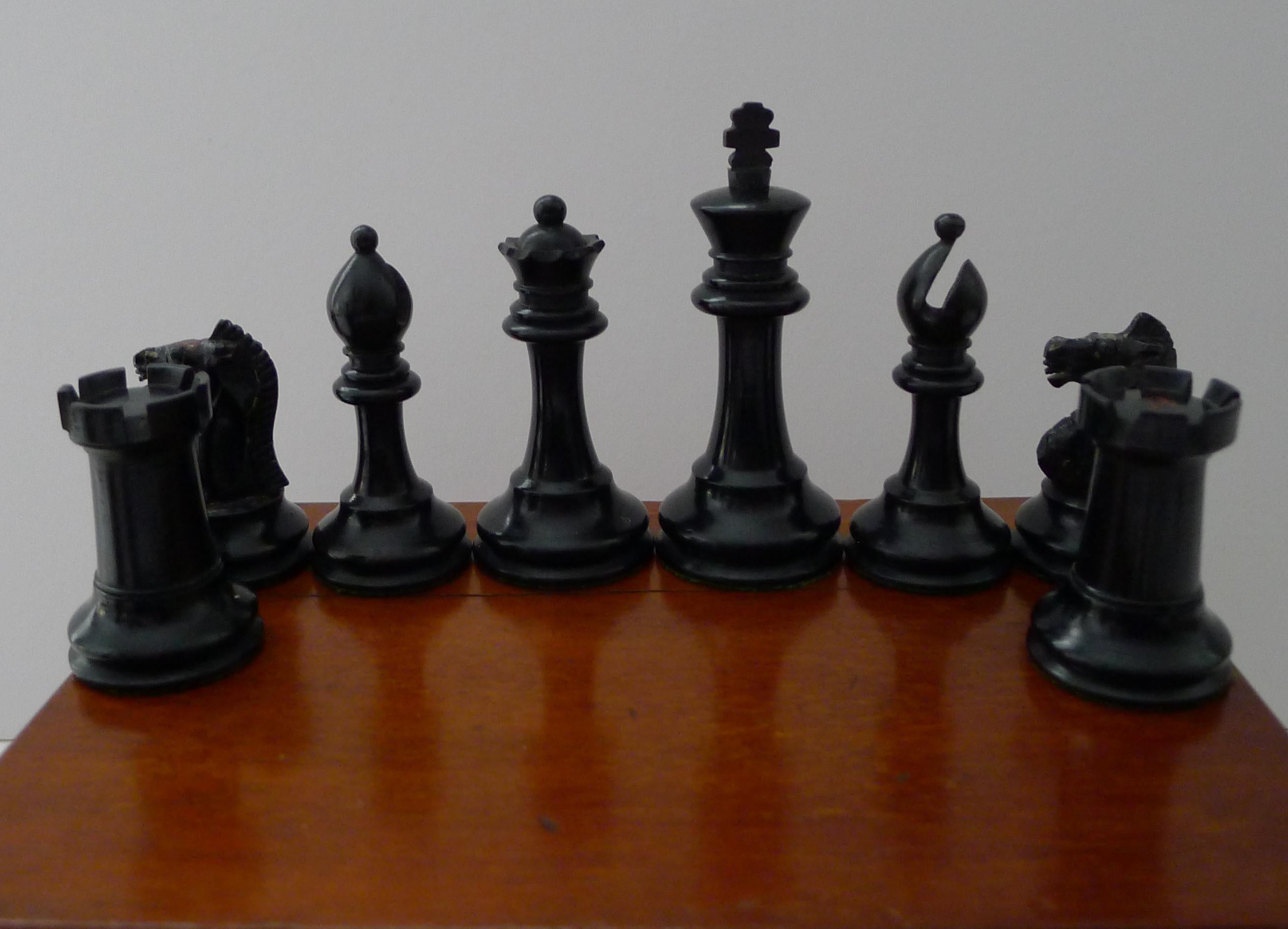 Antique English Staunton Chess Set With Red Crown Marks c.1900 In Good Condition For Sale In Bath, GB