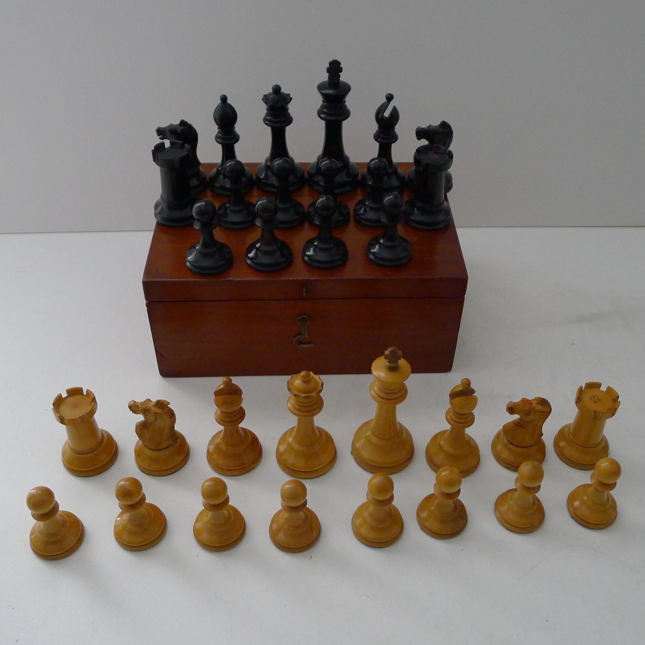 Antiquité - Jeu d'échecs anglais Staunton avec marques de la couronne rouge c.1900 en vente 1
