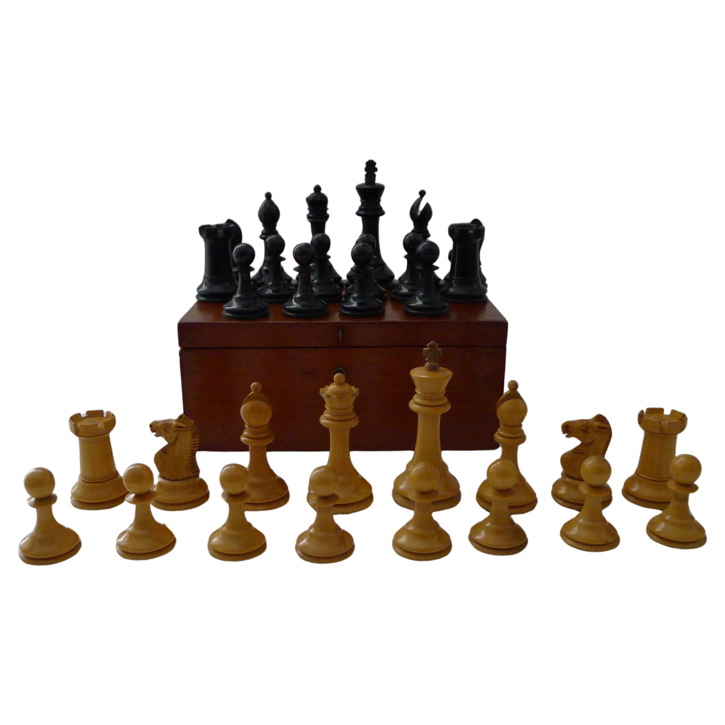 Antiquité - Jeu d'échecs anglais Staunton avec marques de la couronne rouge c.1900 en vente