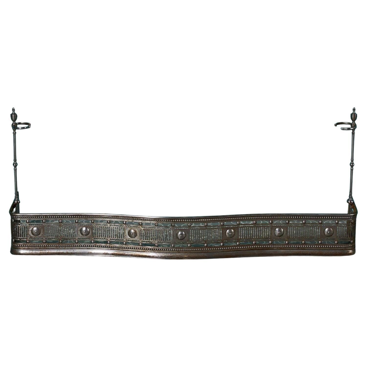 Pare-feu anglais ancien en acier avec supports d'outils
