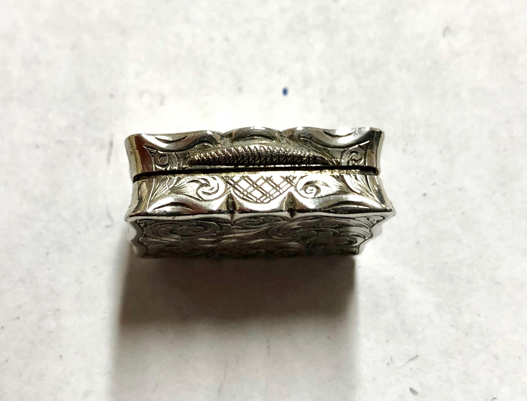 Antique English Sterling Hand Pierced and Engraved Vinaigrette, Edward Smith In Good Condition In Charleston, SC
