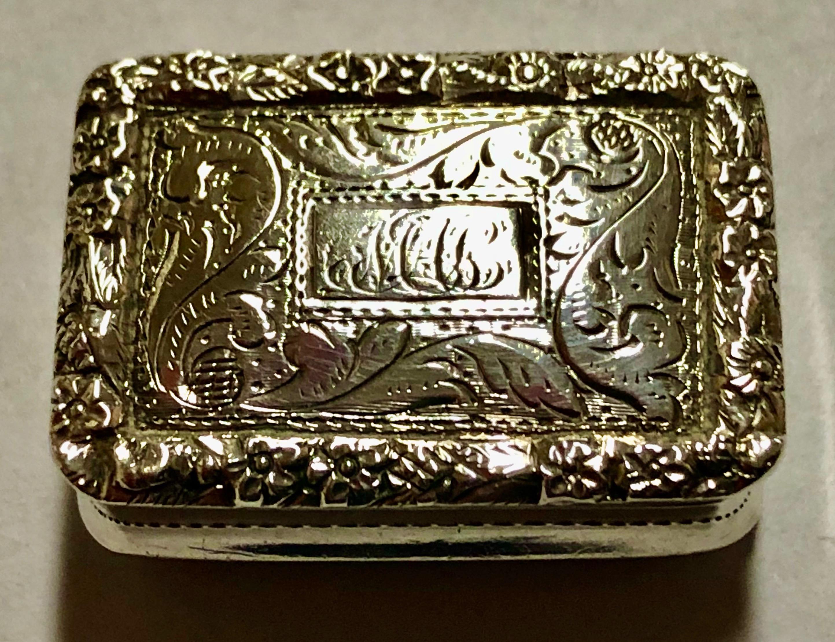 Très belle vinaigrette anglaise ancienne en sterling, percée et gravée à la main, poinçonnée sur toute sa longueur, Birmingham, 1834-1835 et portant les marques de fabrique de l'un des meilleurs orfèvres britanniques en matière de petites boîtes,