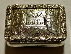 Antica vinaigrette inglese in sterling traforata e incisa a mano, Nathaniel Mills