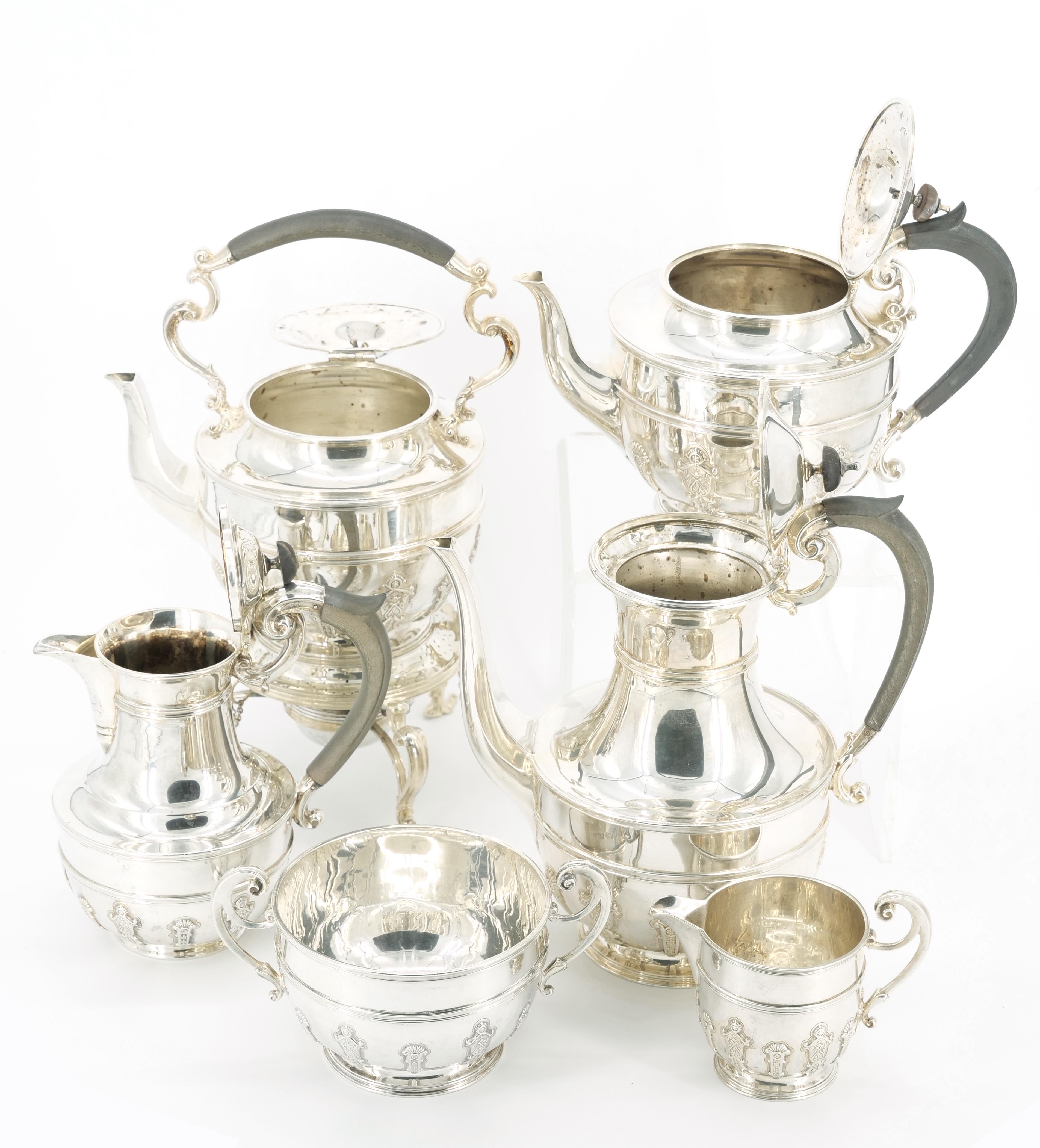 Este excepcional servicio de té y café de 6 piezas de plata de ley de la renombrada Goldsmiths & Silversmiths Company de 112 Regent Street, Londres, muestra el fino arte y la artesanía de la Inglaterra de principios del siglo XIX. Cada pieza está