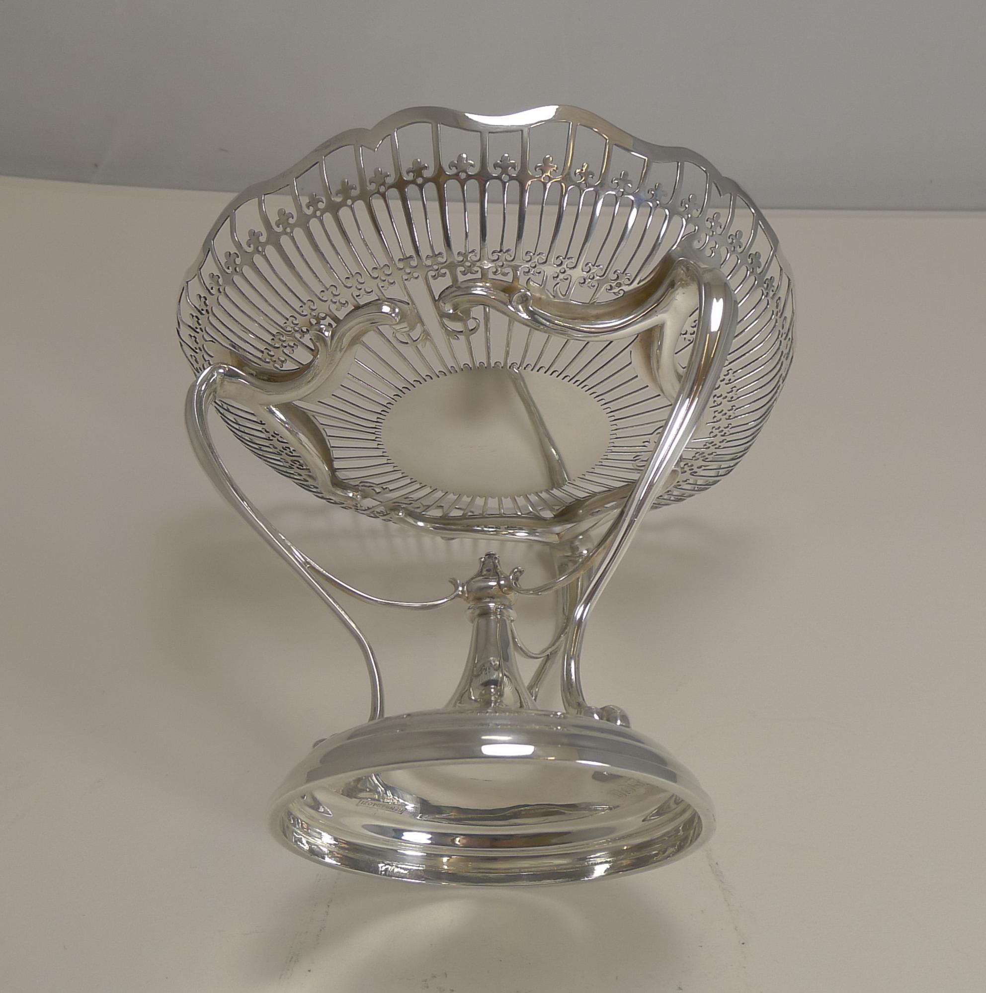 Début du 20ème siècle Tazza / Bol / Comport anglais ancien en argent sterling de style Art nouveau réticulé en vente