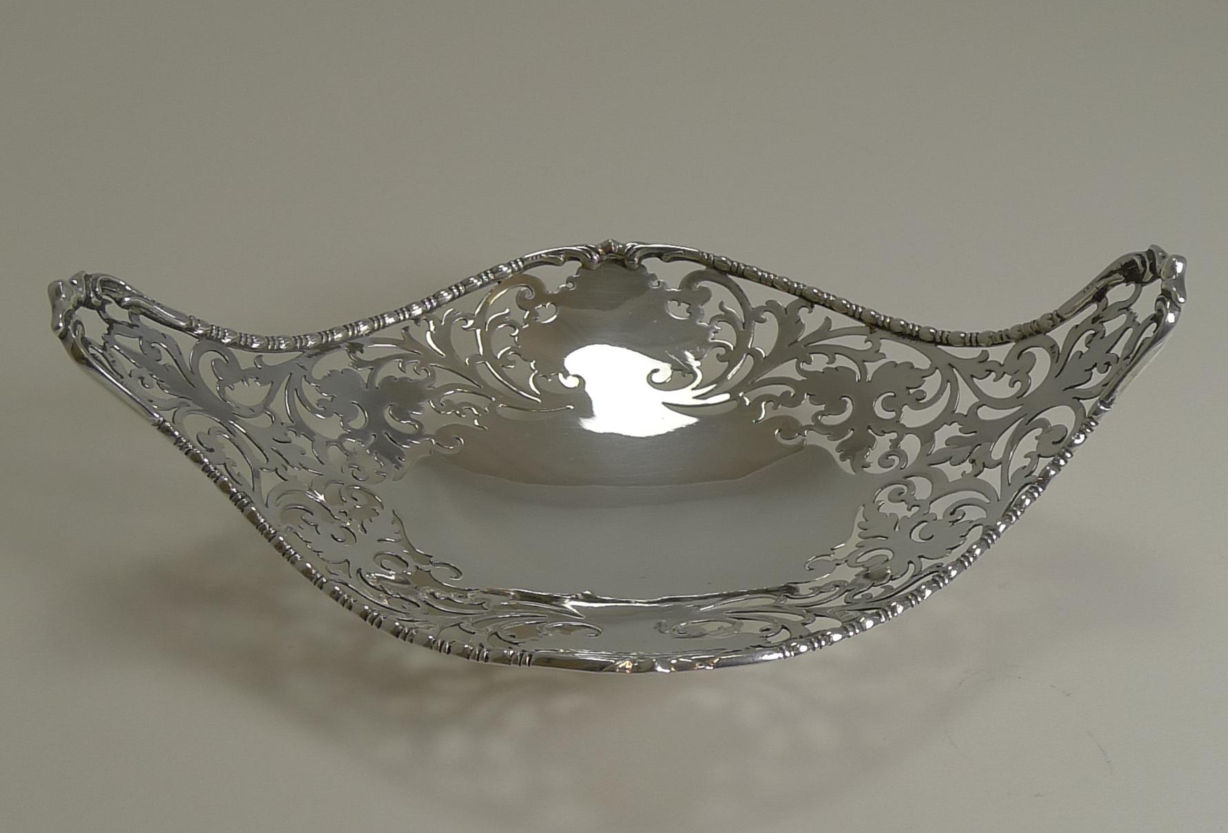 Antique English Sterling Silver Basket or Dish, 1908 In Good Condition For Sale In Bath, GB