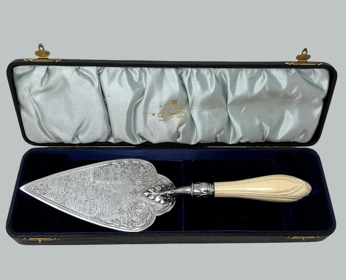 Paleta inglesa antigua de plata de ley para albañiles Mango de hueso Henry Wilkinson Británico en venta