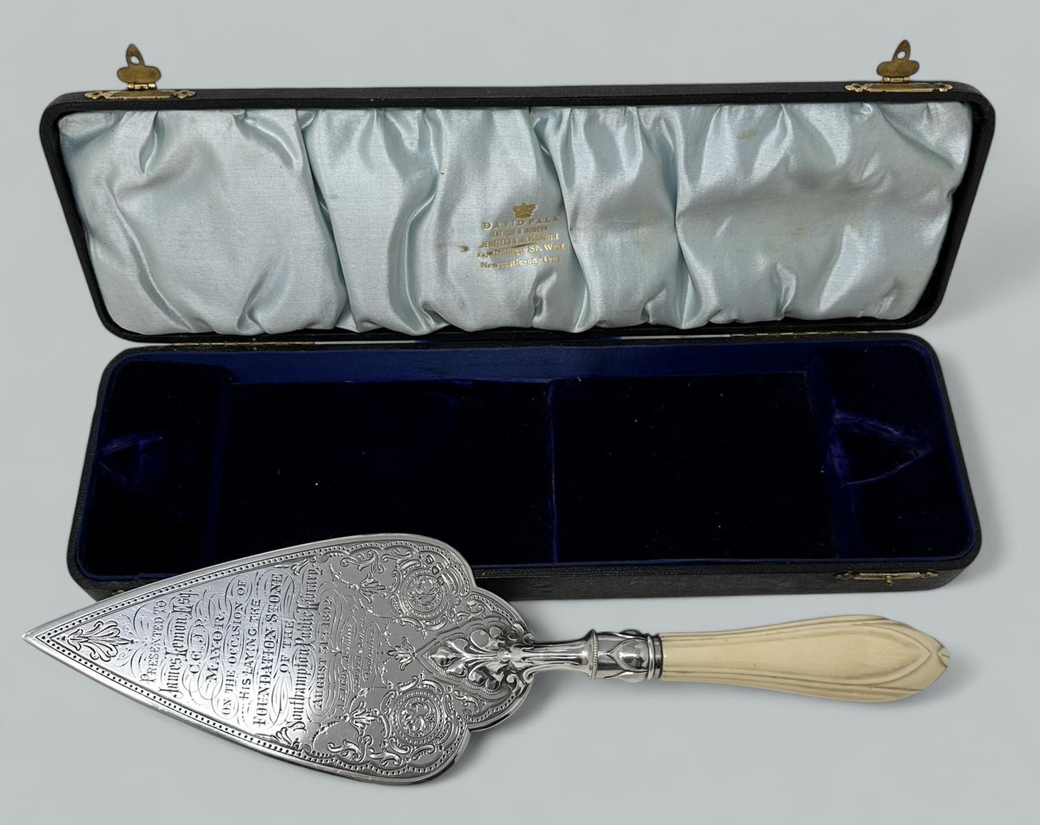 Paleta inglesa antigua de plata de ley para albañiles Mango de hueso Henry Wilkinson Vaciado en venta