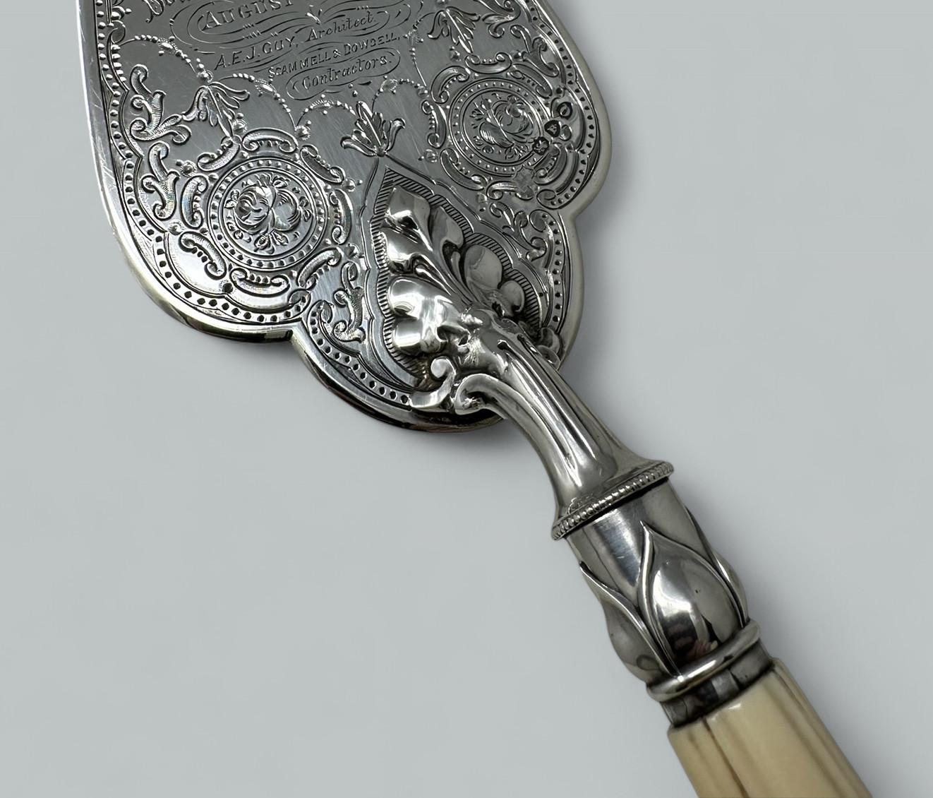 Paleta inglesa antigua de plata de ley para albañiles Mango de hueso Henry Wilkinson en venta 1