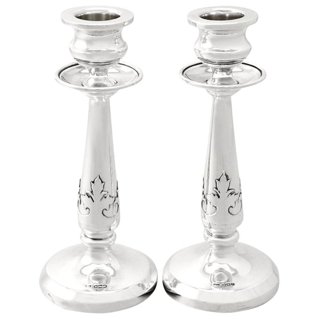 Antichi candelieri inglesi in argento sterling di Walker & Hall