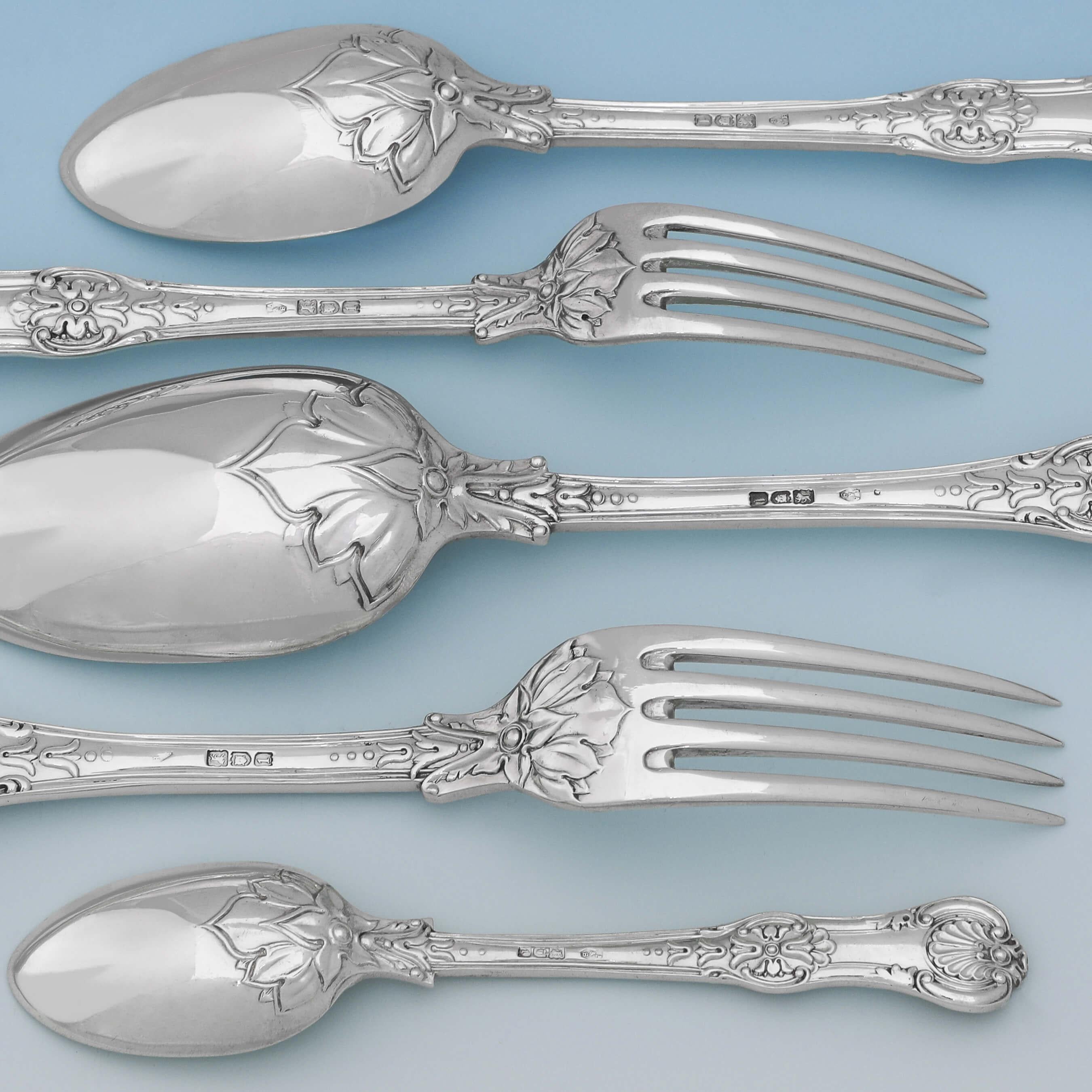 Antique English Sterling Silver Canteen of Cutlery / Flatware, Queens Rosette In Good Condition In London, London