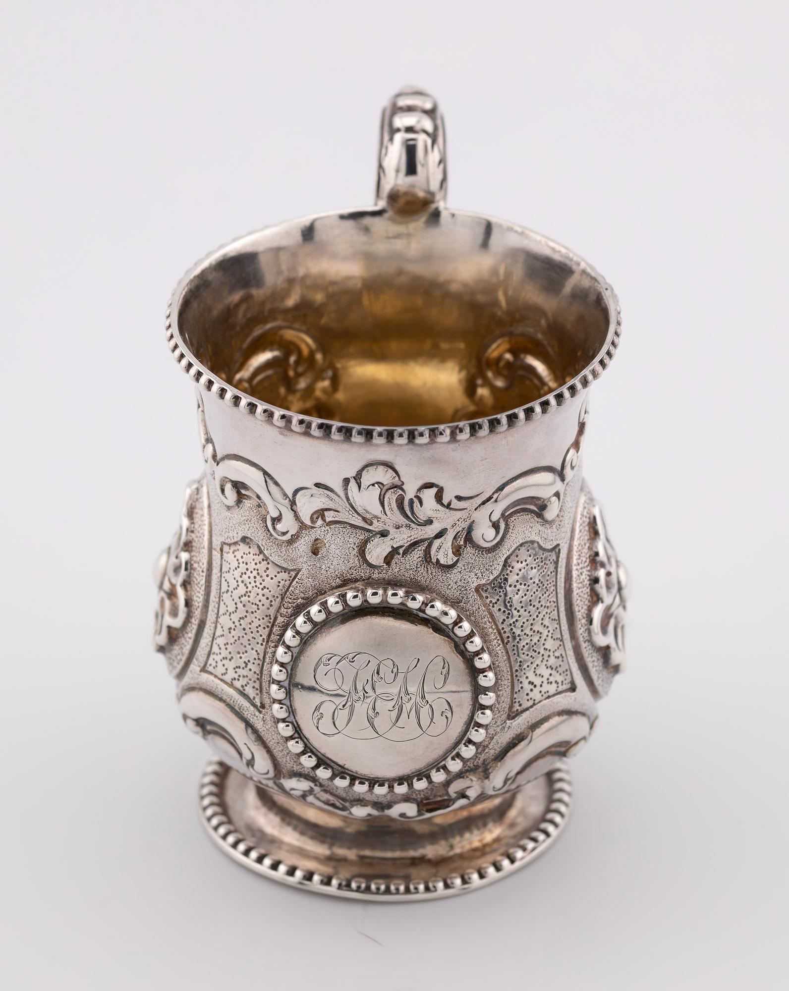 Questa deliziosa tazza da battesimo vittoriana è in argento sterling e ha il marchio di Londra 1858. Le coppe da battesimo vengono tradizionalmente regalate per il battesimo di un bambino e simboleggiano amore e prosperità. Spesso diventano cimeli.
