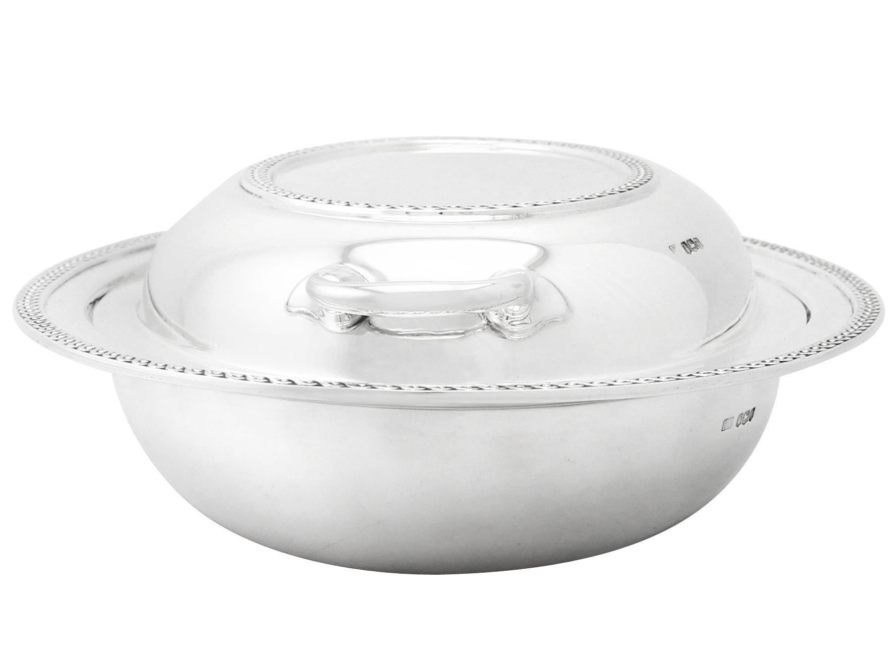 Antike englische Sterling Silber Entrée Dish (Englisch) im Angebot