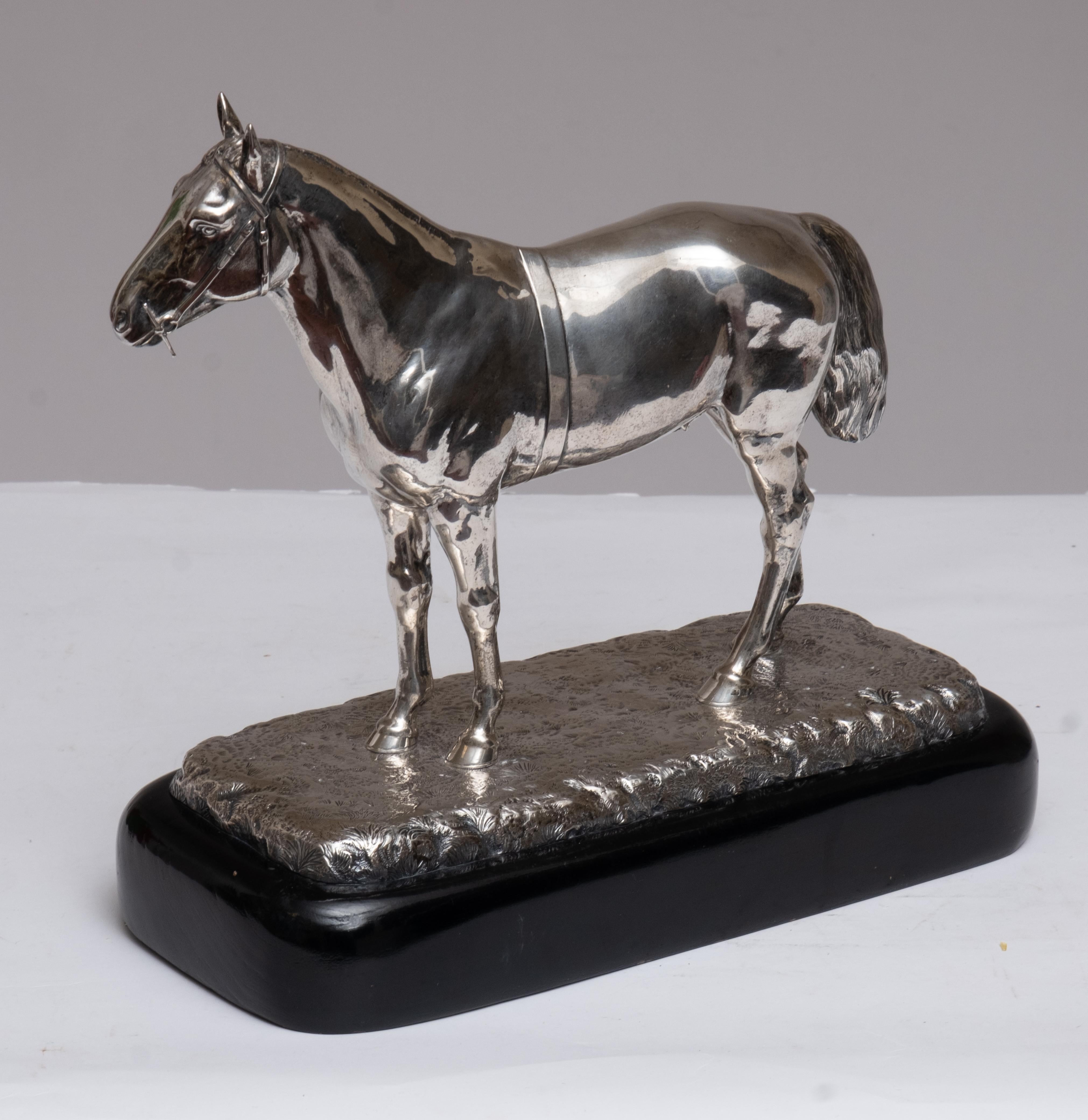 Antike englische Pferdeskulptur aus Sterlingsilber, datiert 1907 (Englisch) im Angebot
