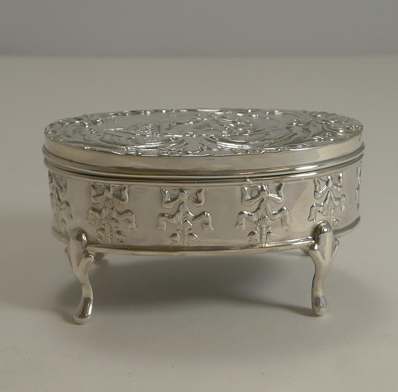 Antique, English Sterling Silver Figural Jewellery/Trinket Box, 1905 In Excellent Condition In Bath, GB